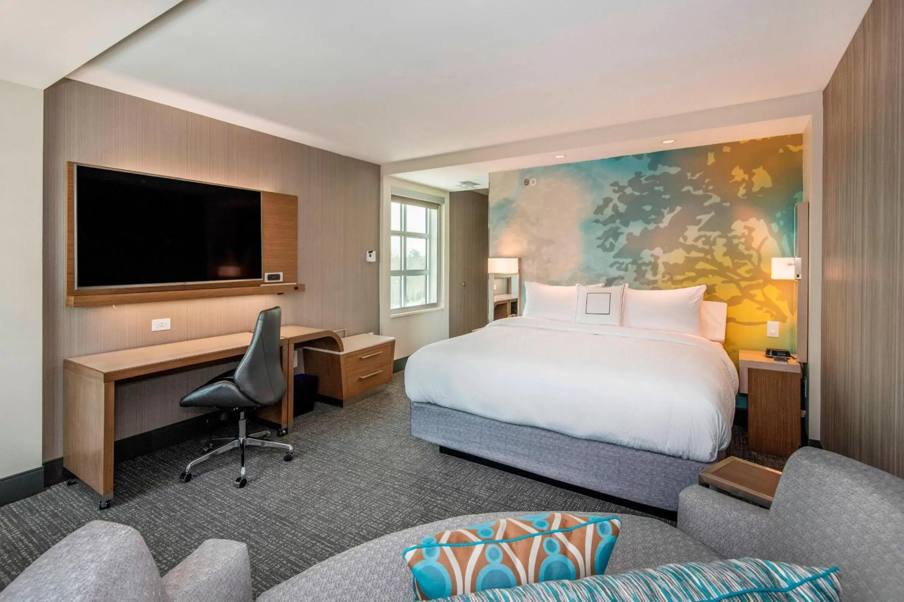 Photo of the whole room, Bed in Courtyard by Marriott Raleigh Cary/Parkside Town Commons
