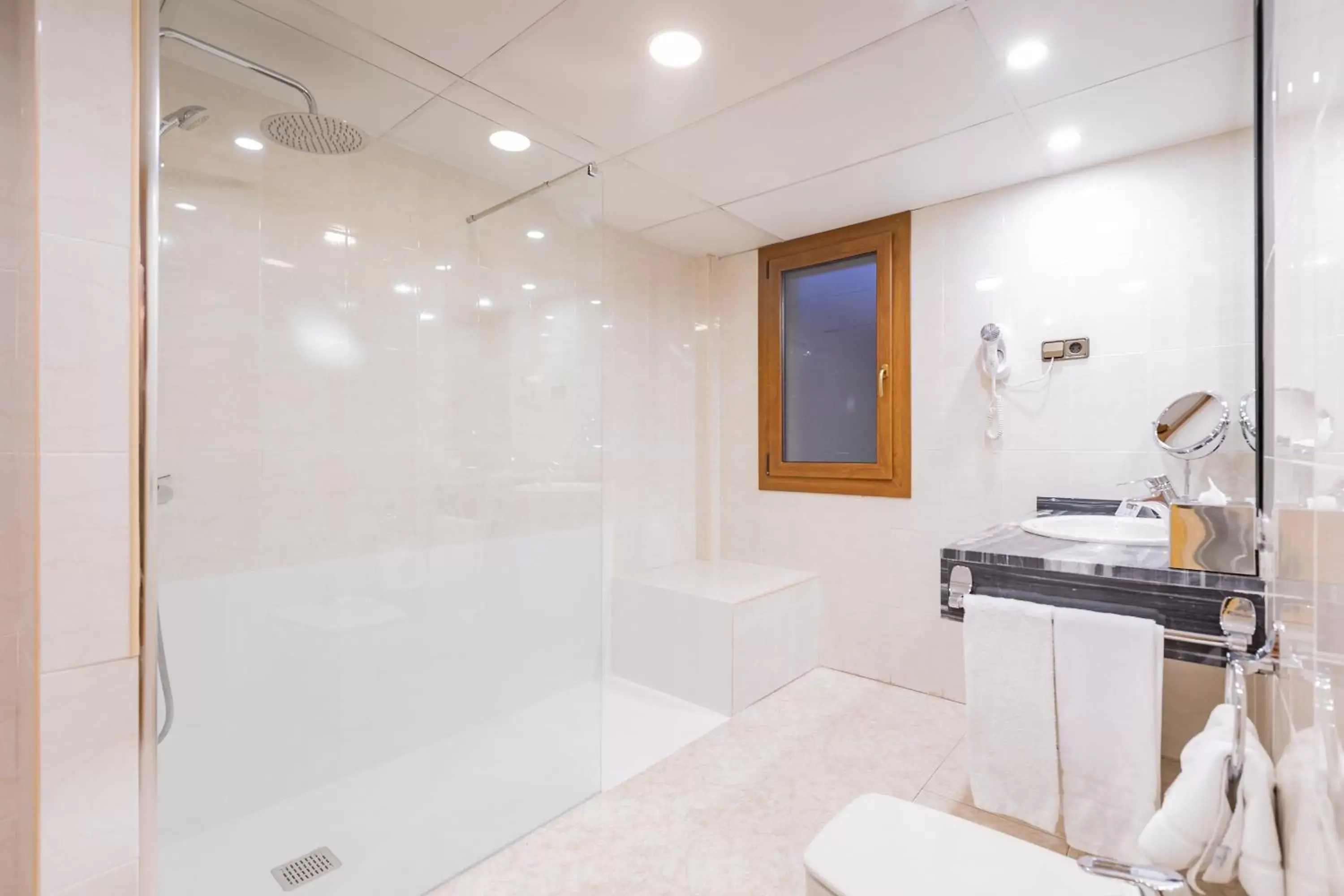 Shower, Bathroom in Hotel Eth Solan & SPA