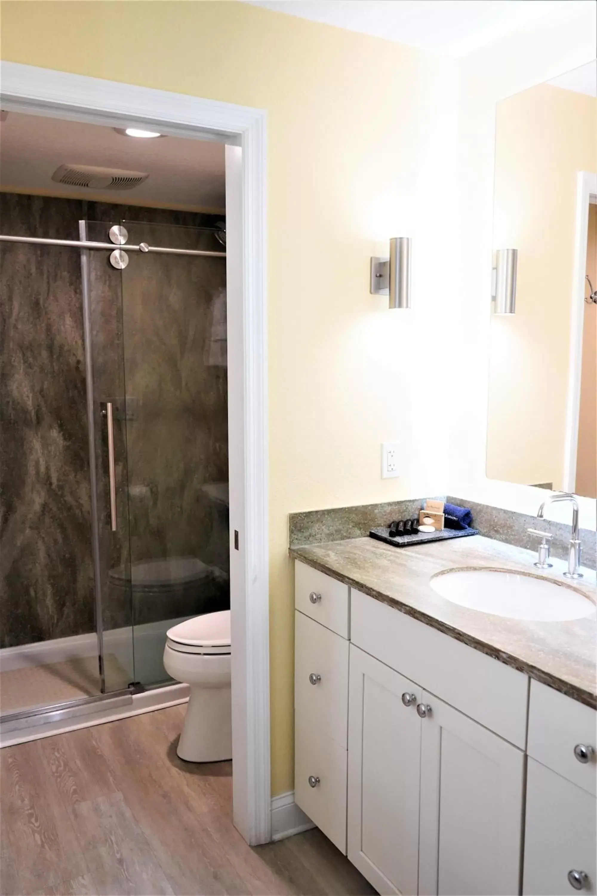 Shower, Bathroom in Glunz Ocean Beach Hotel and Resort