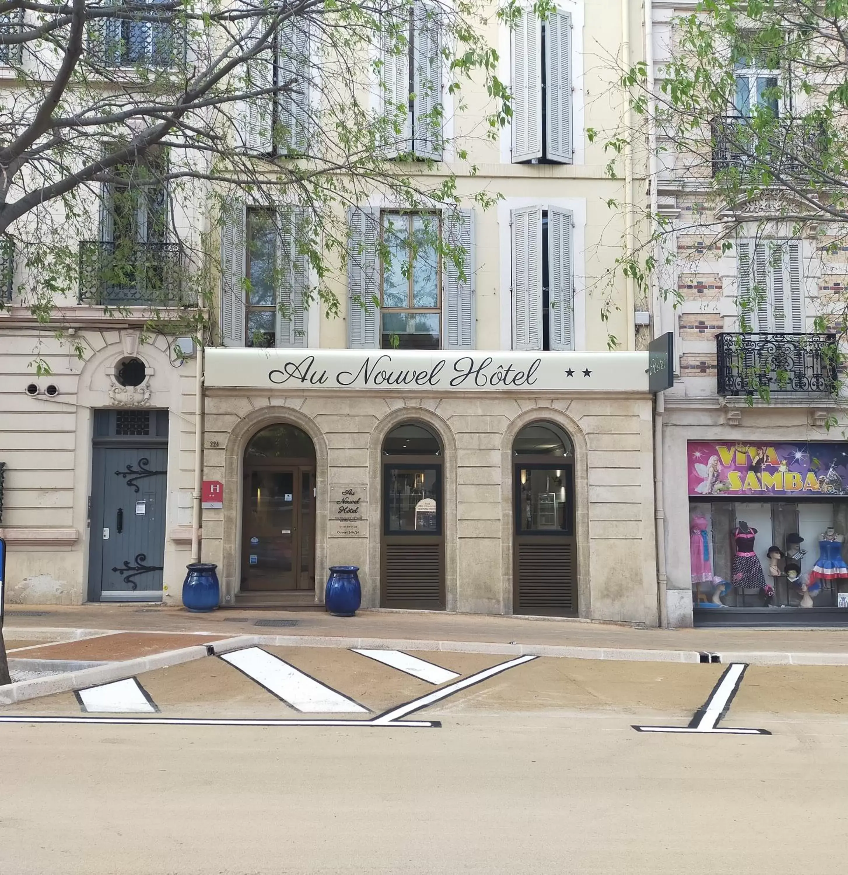 Property building in Au Nouvel Hôtel Property building in Au Nouvel Hôtel