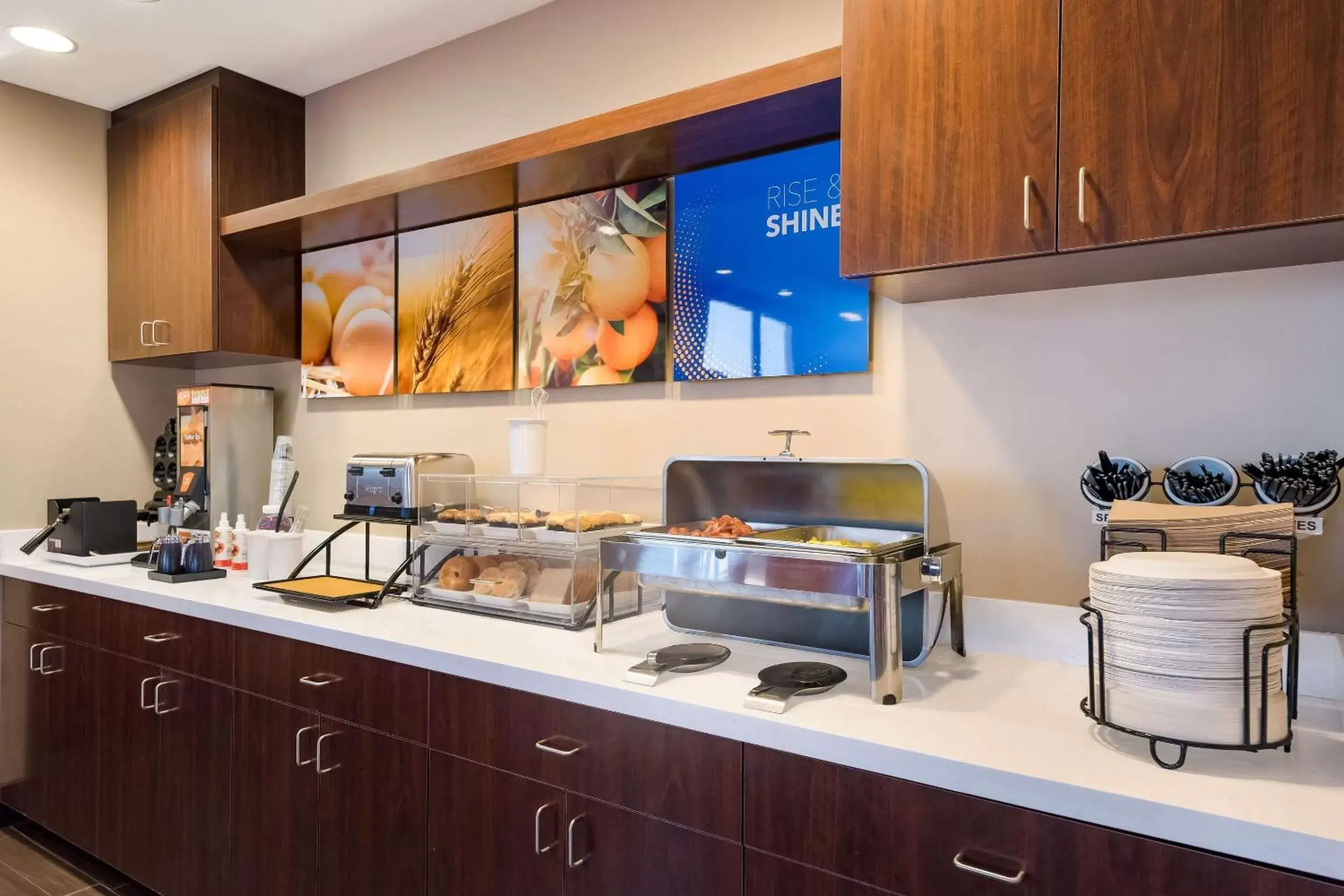 Breakfast, Kitchen/Kitchenette in Comfort Inn & Suites Las Vegas - Nellis