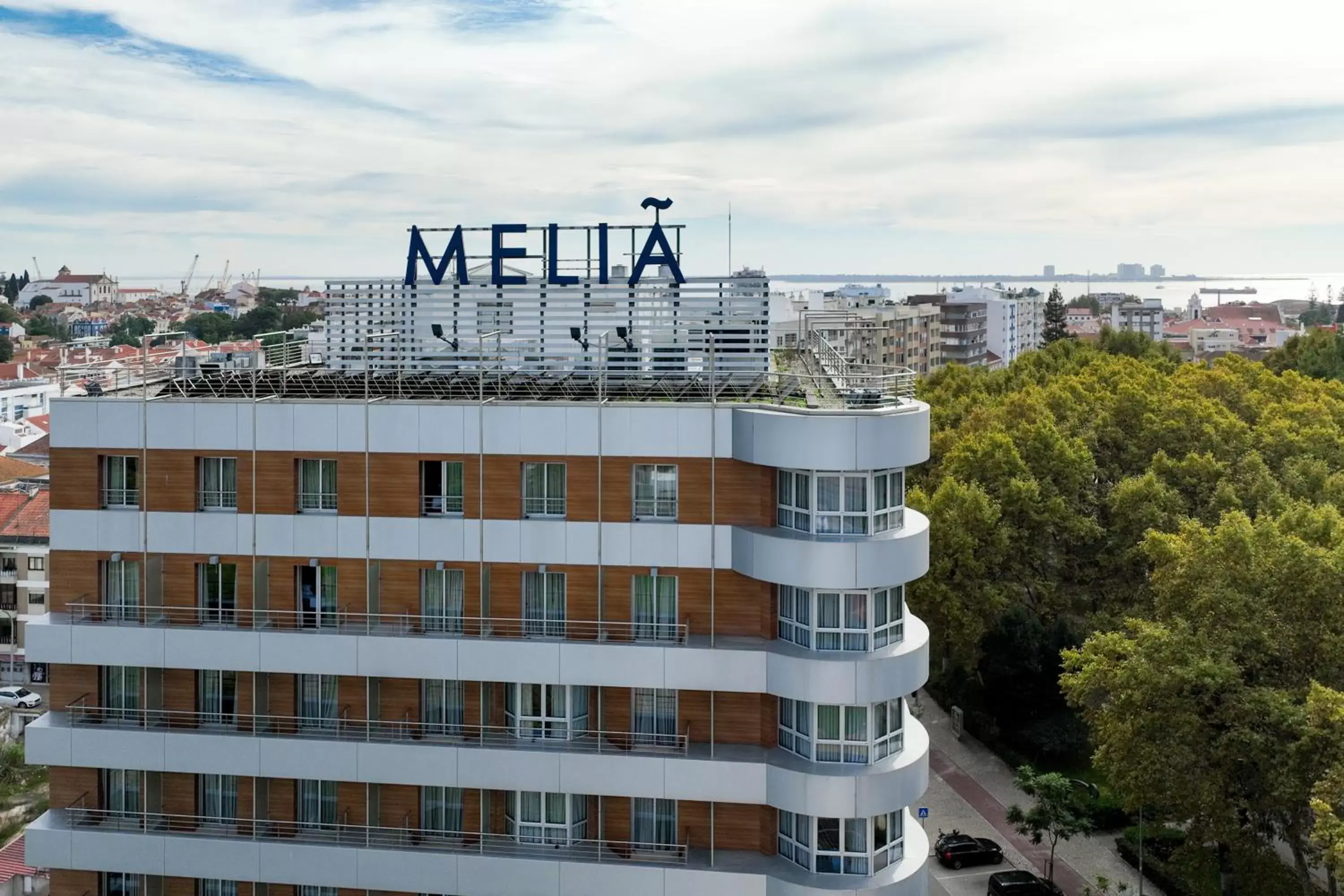 Property building in Melia Setubal