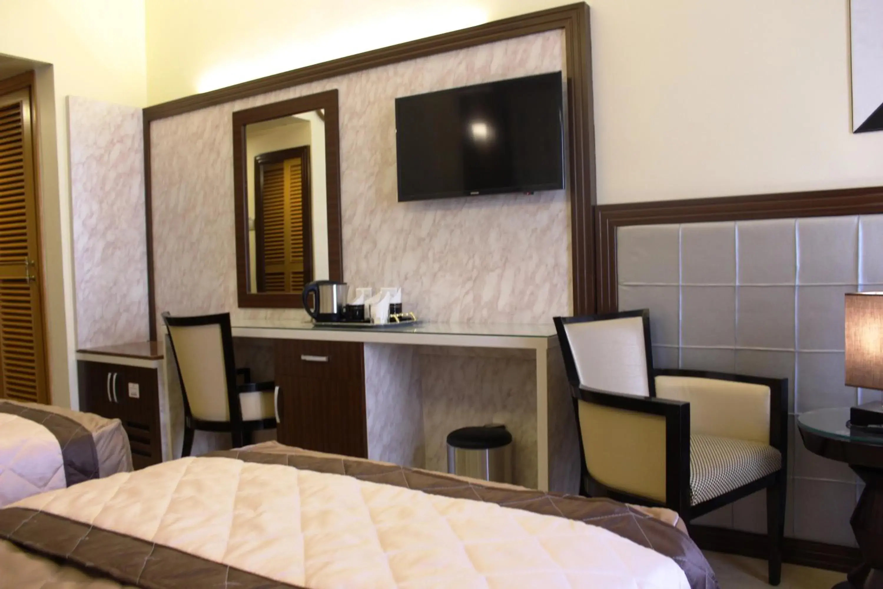Bedroom, TV/Entertainment Center in Al Khaleej Grand Hotel