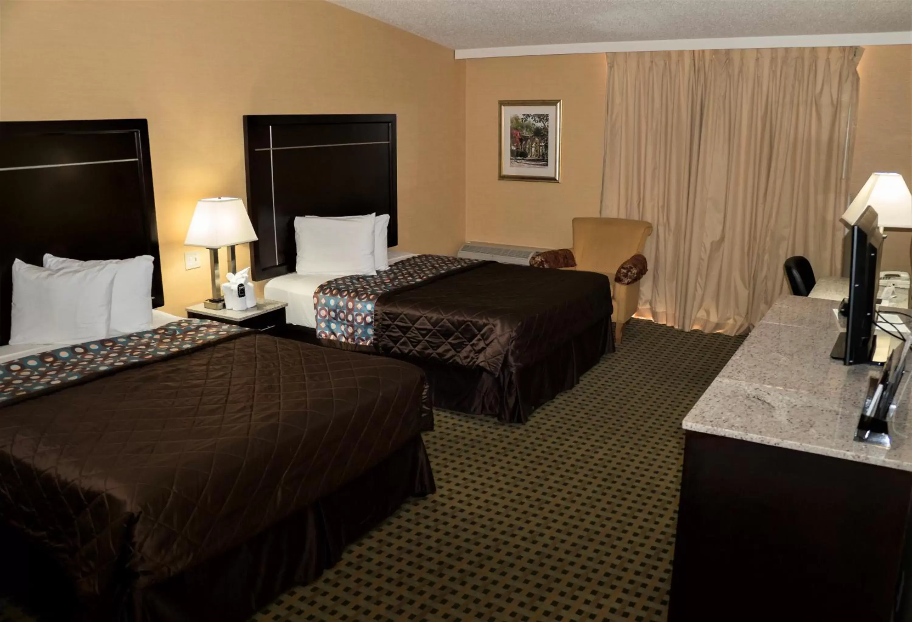 Photo of the whole room, Bed in California Inn Barstow