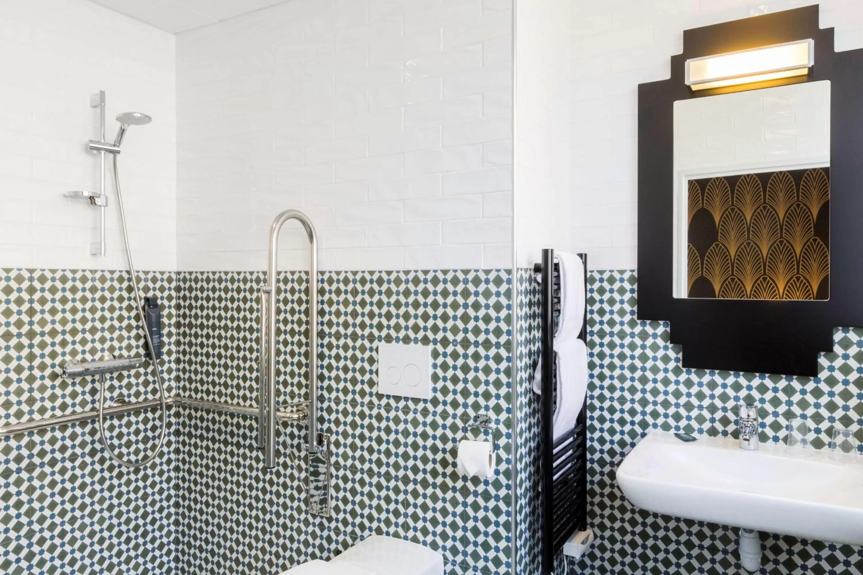 Bathroom in Best Western Hôtel Journel Paris Sud