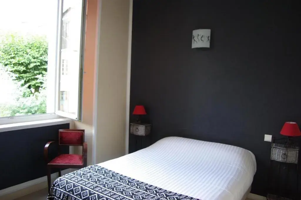 Bed in The Originals Boutique, Villa Montpensier, Pau Bed in The Originals Boutique, Villa Montpensier, Pau