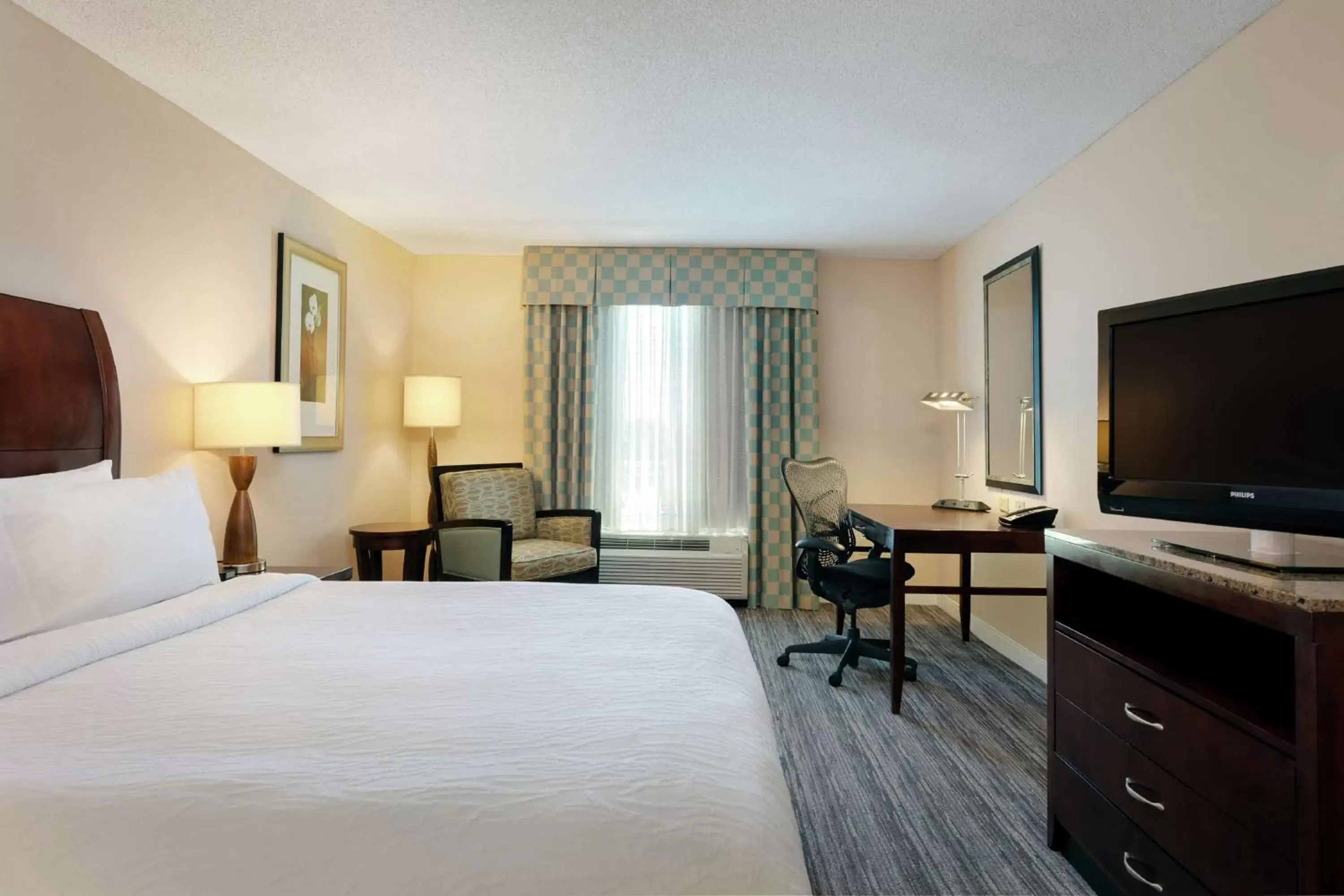 Bedroom, TV/Entertainment Center in Hilton Garden Inn Mobile West I-65 Airport Boulevard