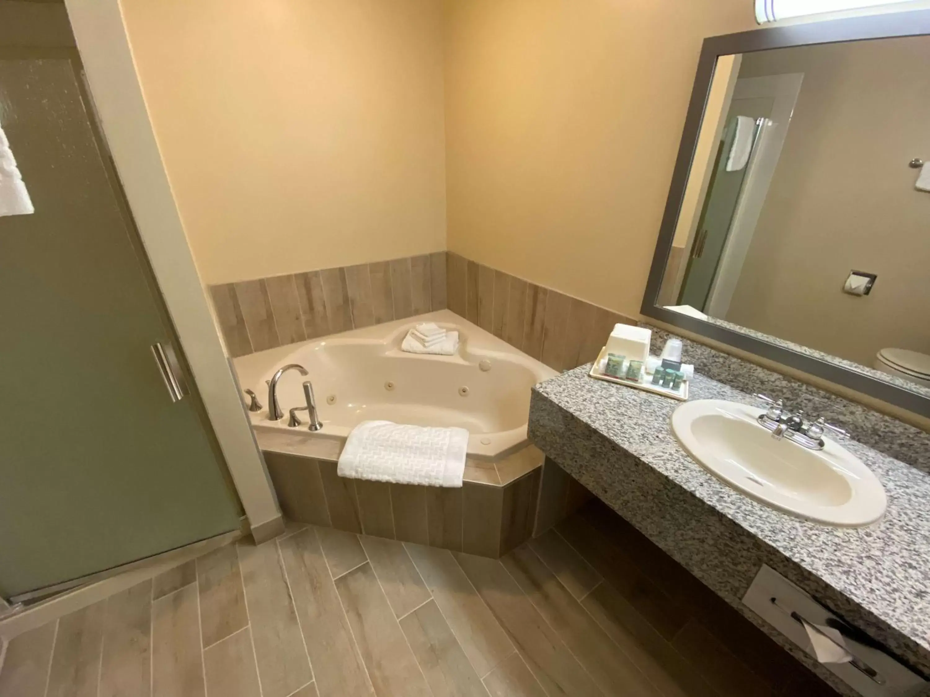 Hot Tub, Bathroom in Best Western Strathmore Inn