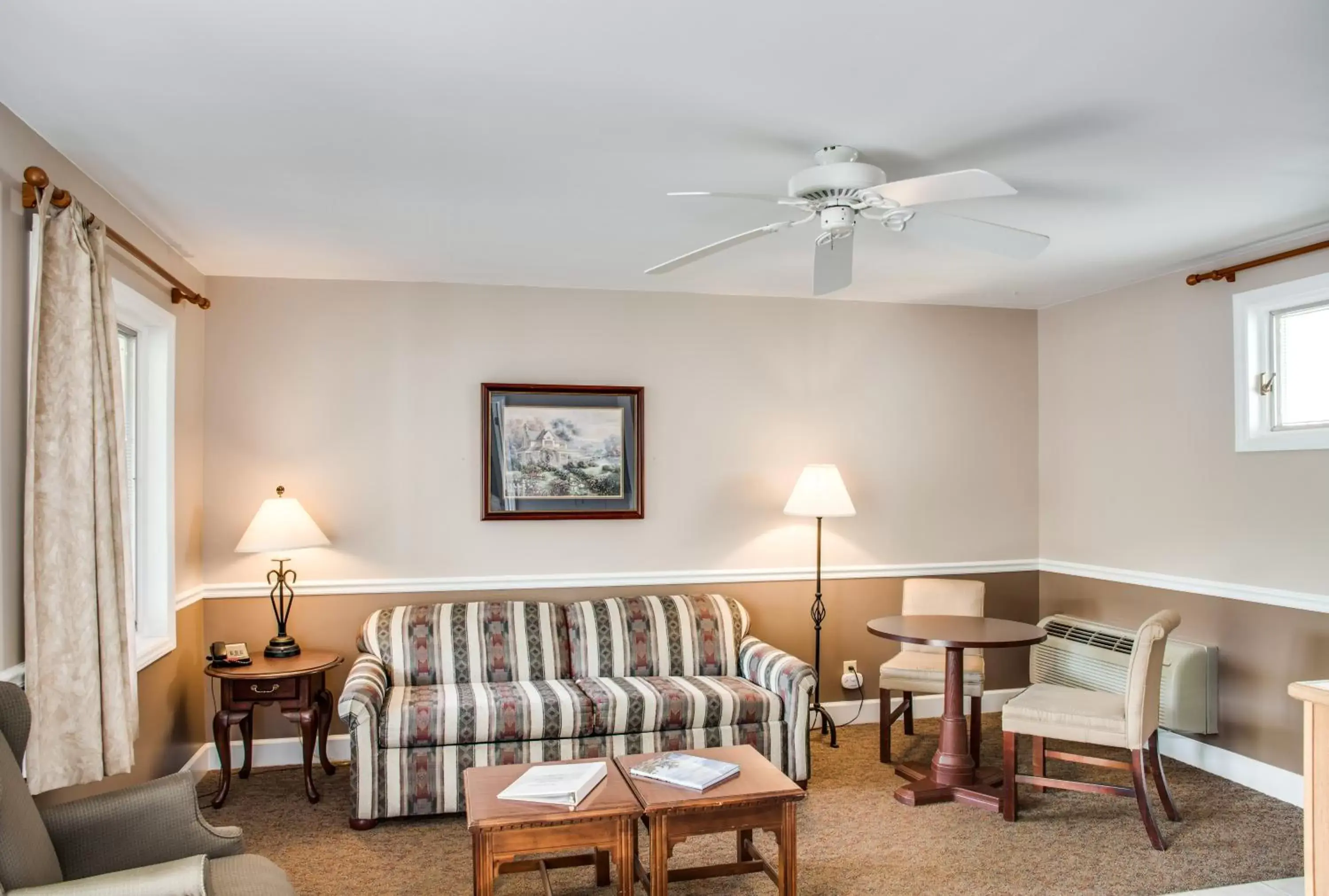 Seating Area in Boxwood Lodge Blowing Rock near Boone-University