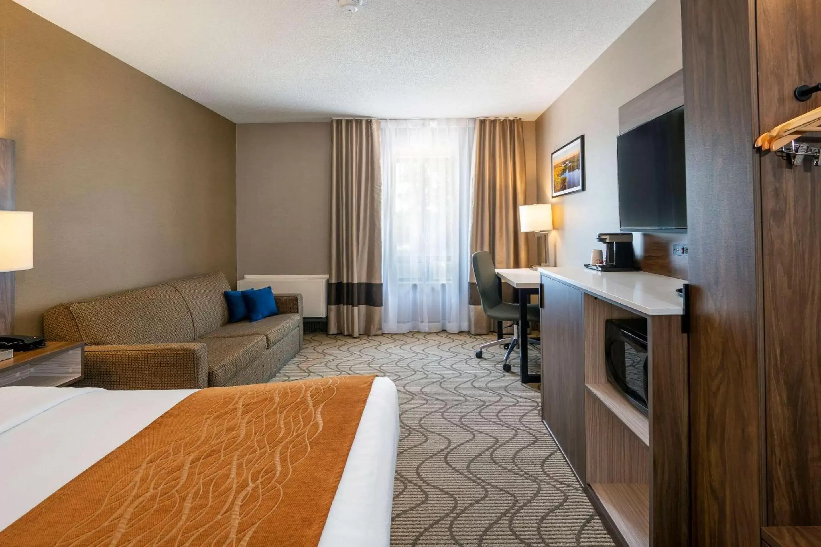 Bedroom, Seating Area in Comfort Inn Lakeshore