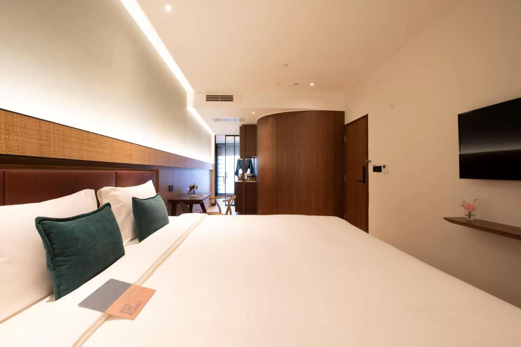 Bed in The LUMA Hotel, a Member of Design Hotels