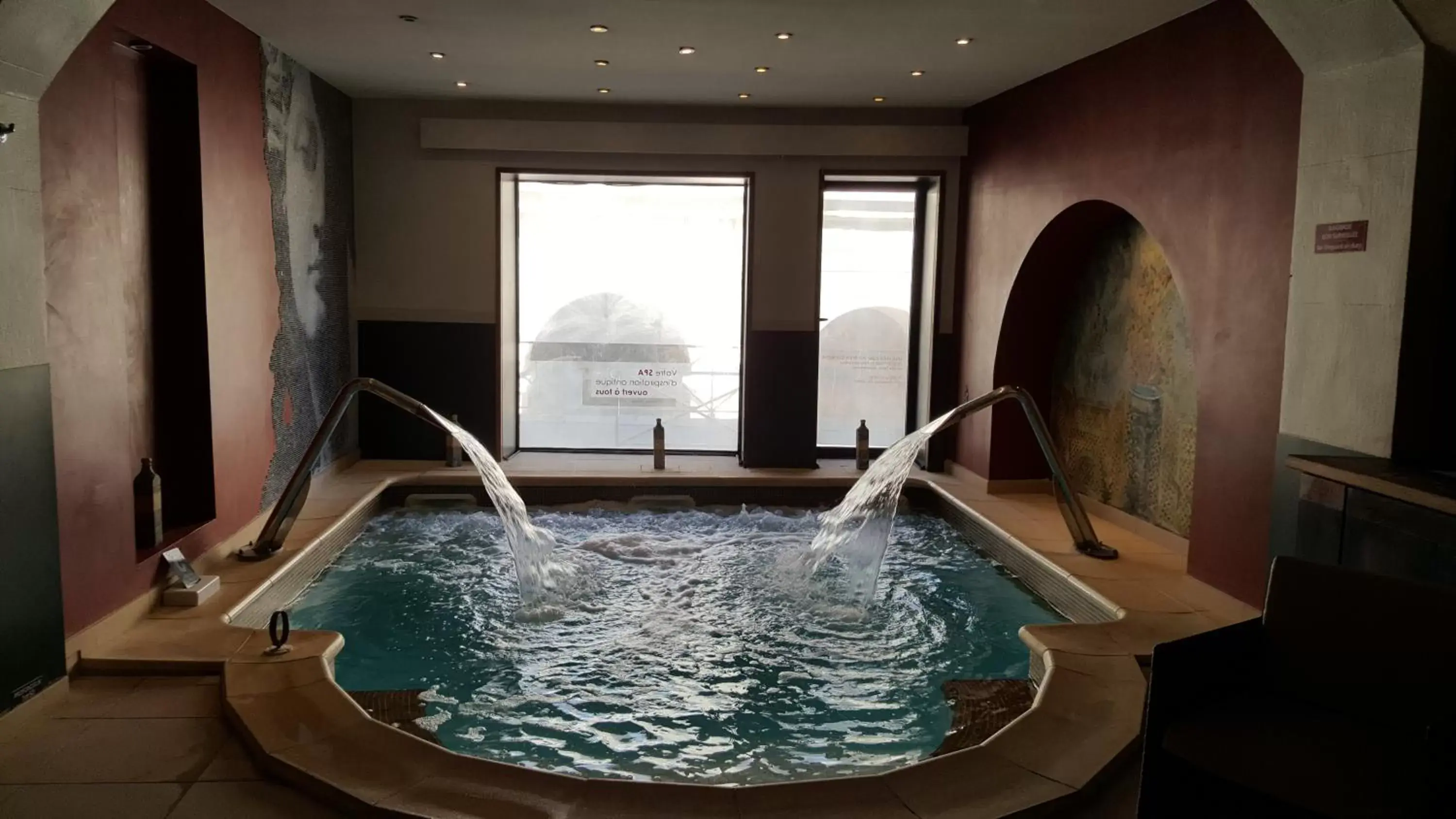 Hot Tub, Swimming Pool in Hotel Spa Le Calendal