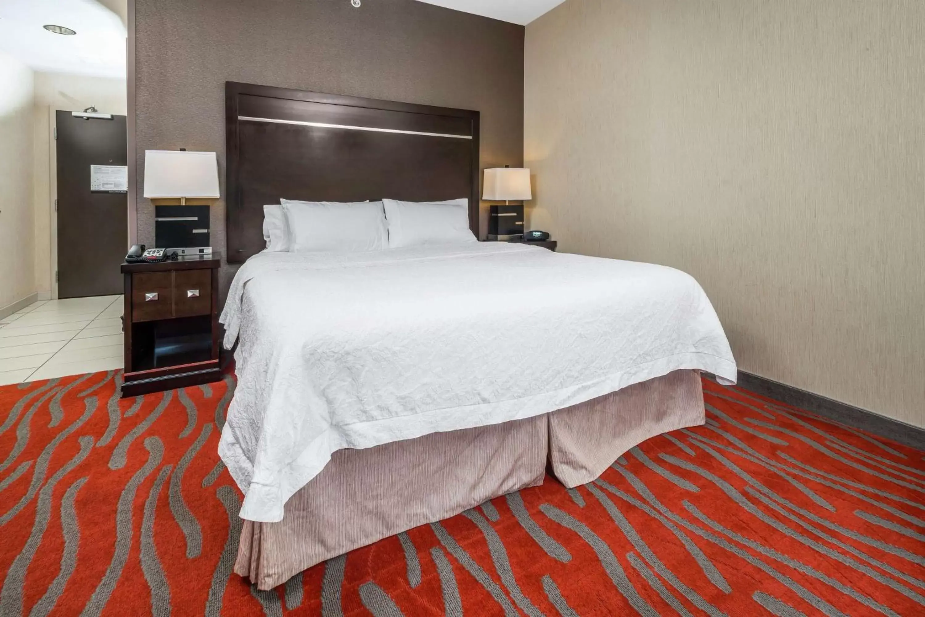 Photo of the whole room, Bed in Hampton Inn and Suites Tulsa/Catoosa