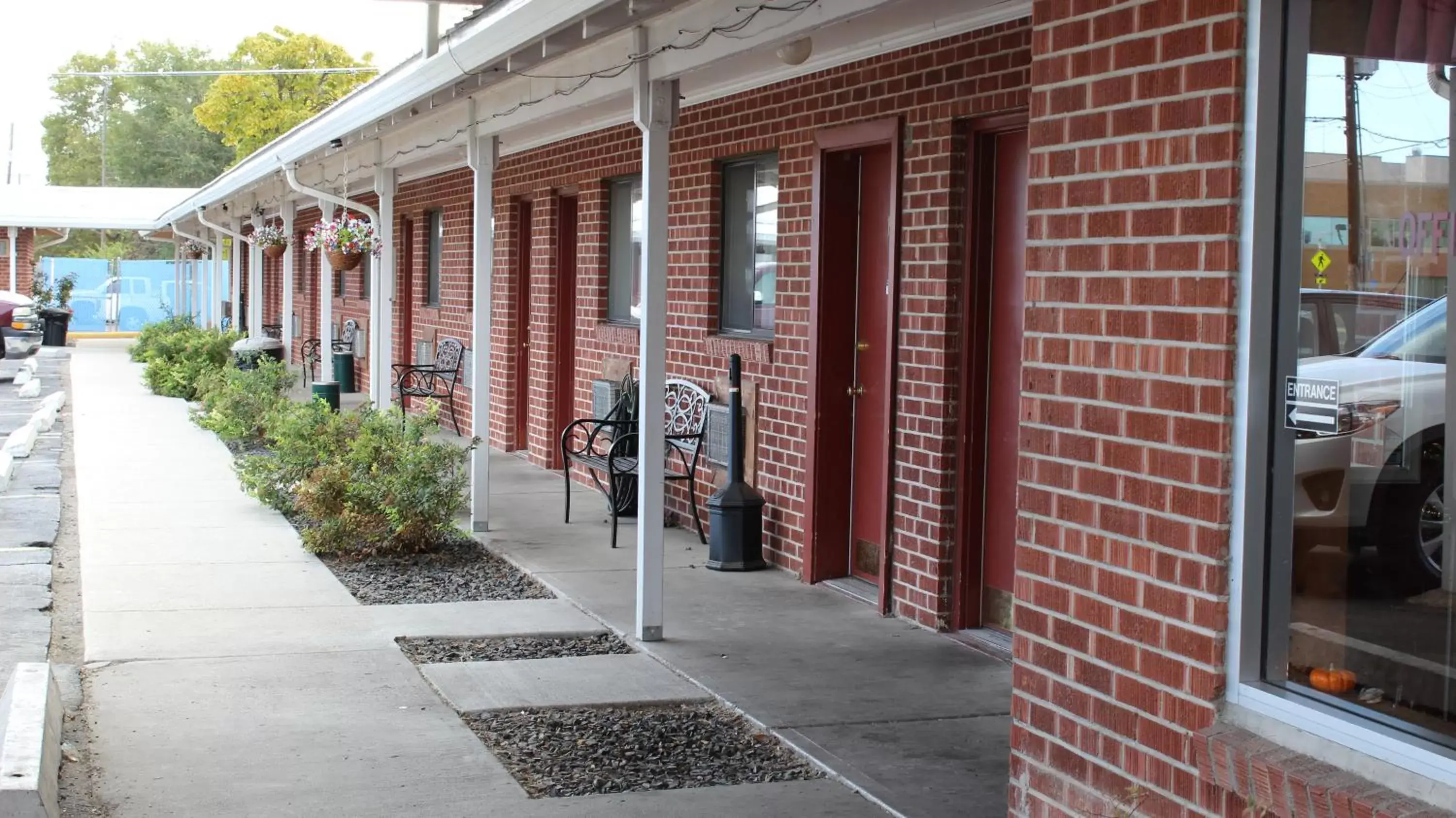 Facade/entrance in Ontario Inn