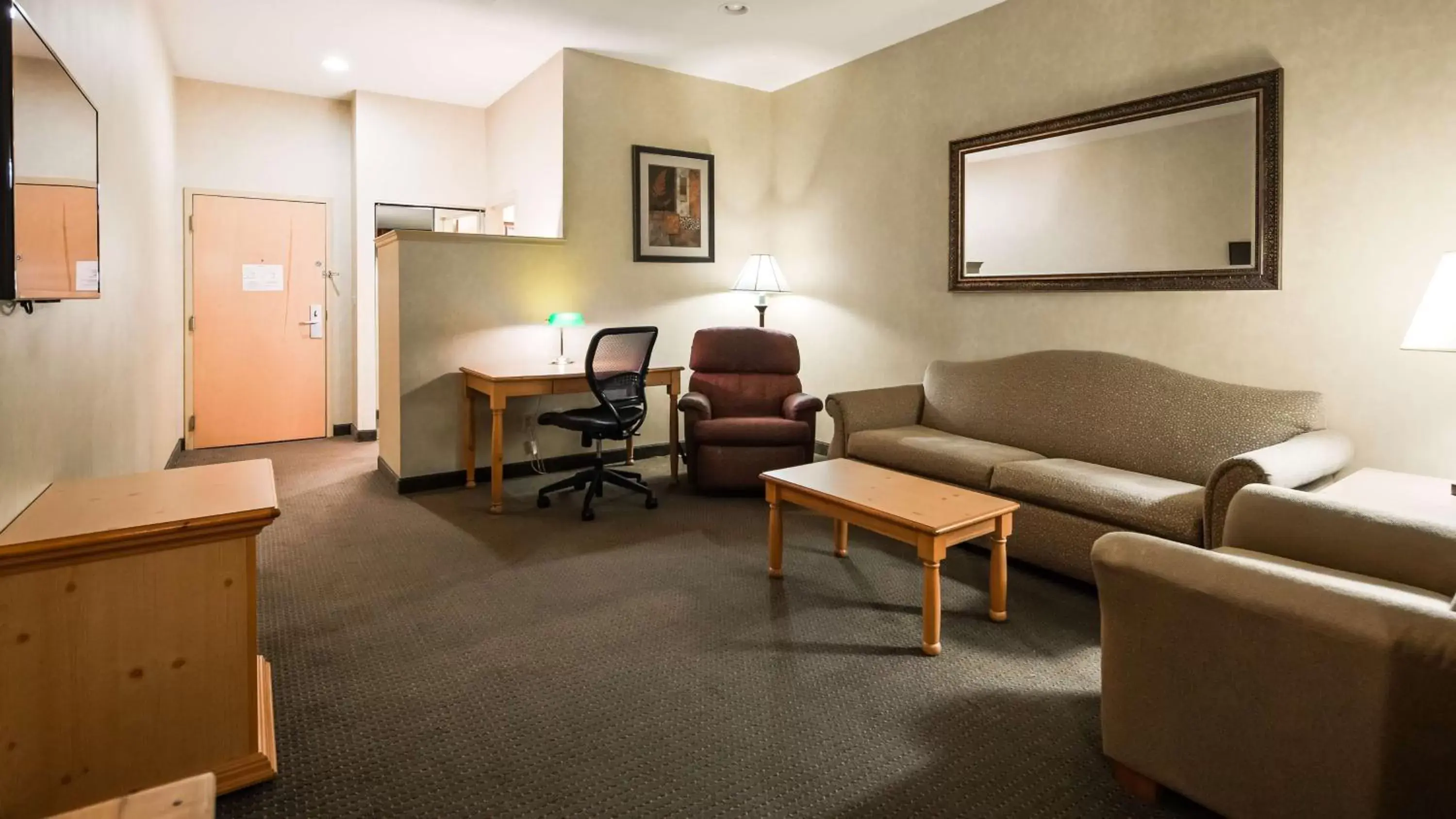 Photo of the whole room, Seating Area in Best Western PLUS Revere Inn & Suites