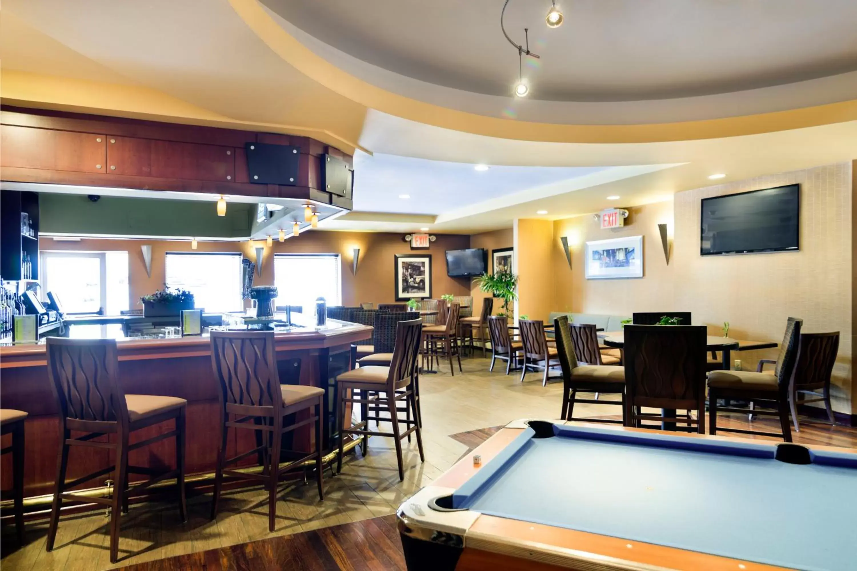 Restaurant/places to eat, Lounge/Bar in Radisson Hotel JFK Airport