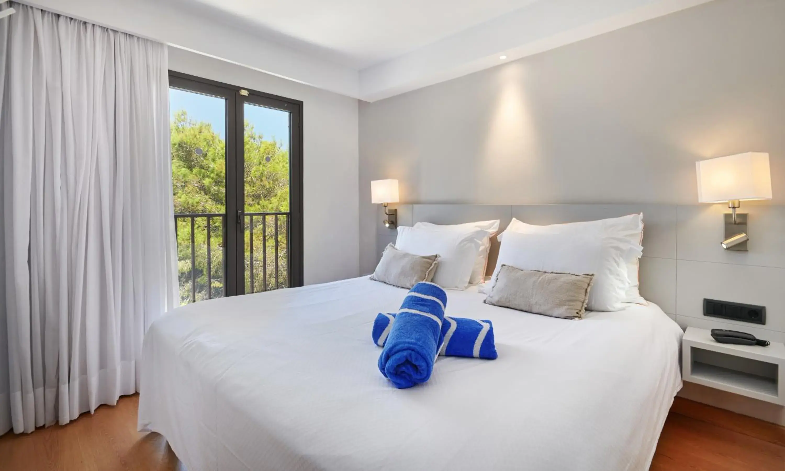 Bedroom, Bed in Hipotels Cala Bona Club