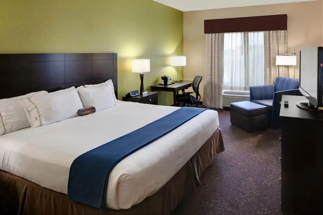 Bed in Holiday Inn Express Hotel & Suites Saginaw, an IHG Hotel