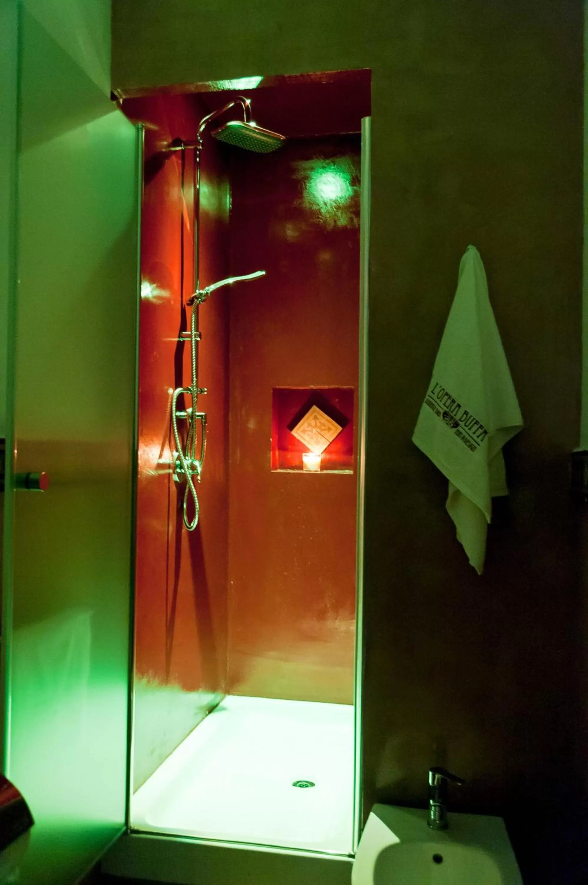 Shower in L'Opera Buffa