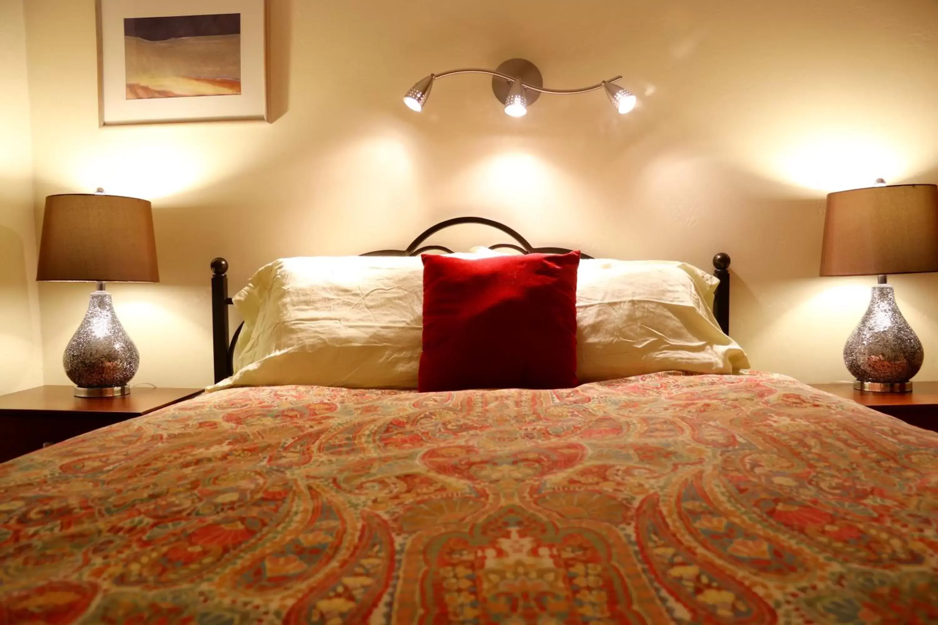 Queen Room with Shared Bathroom in Mancos Inn Queen Room with Shared Bathroom in Mancos Inn