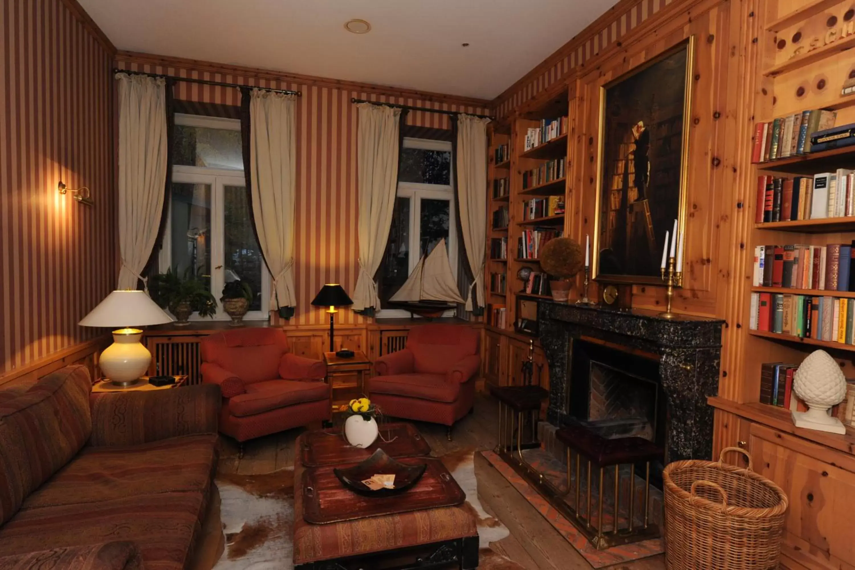 Library, Seating Area in Hotel Niederländischer Hof