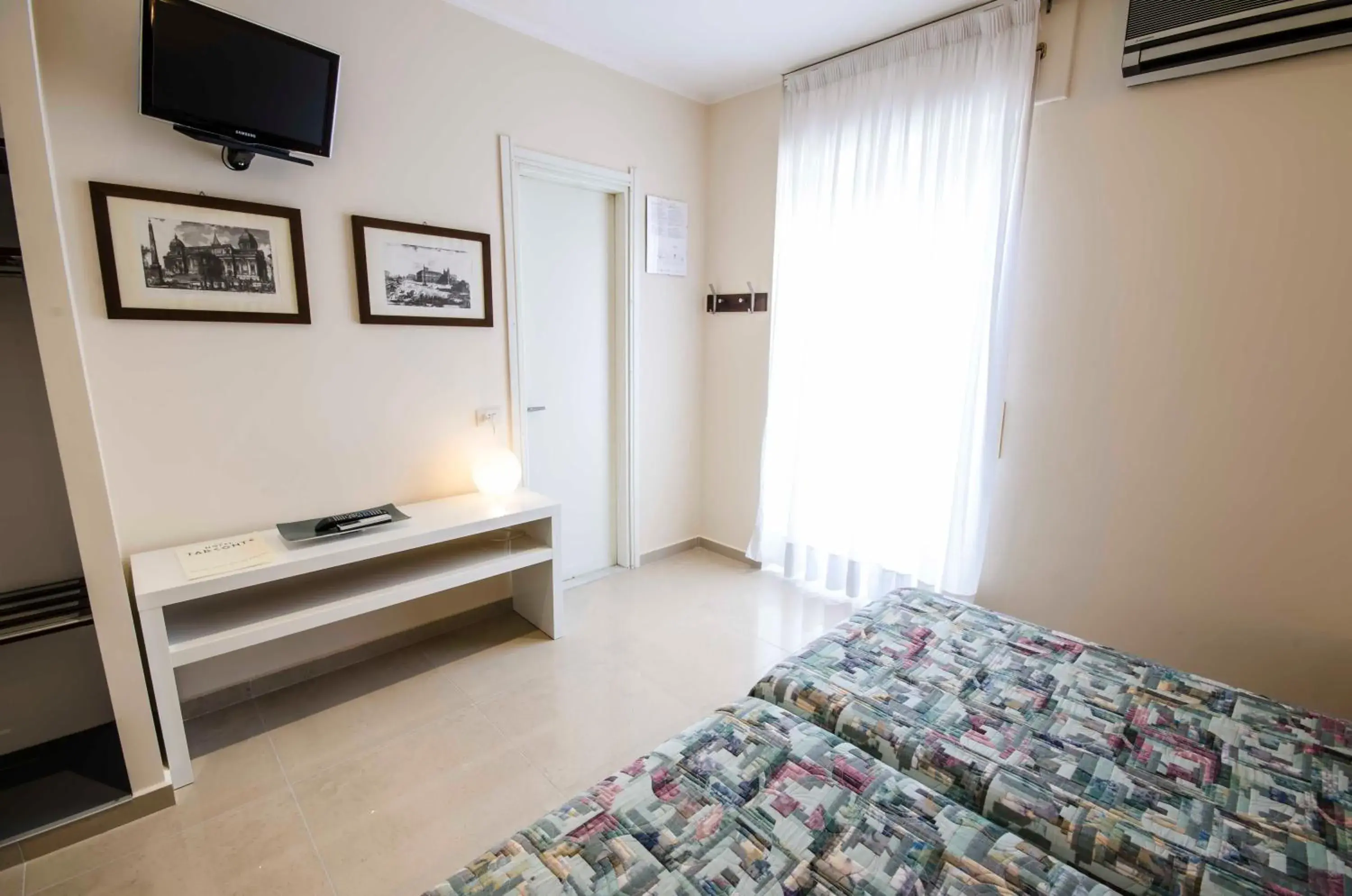 Bedroom, TV/Entertainment Center in Hotel Tarconte