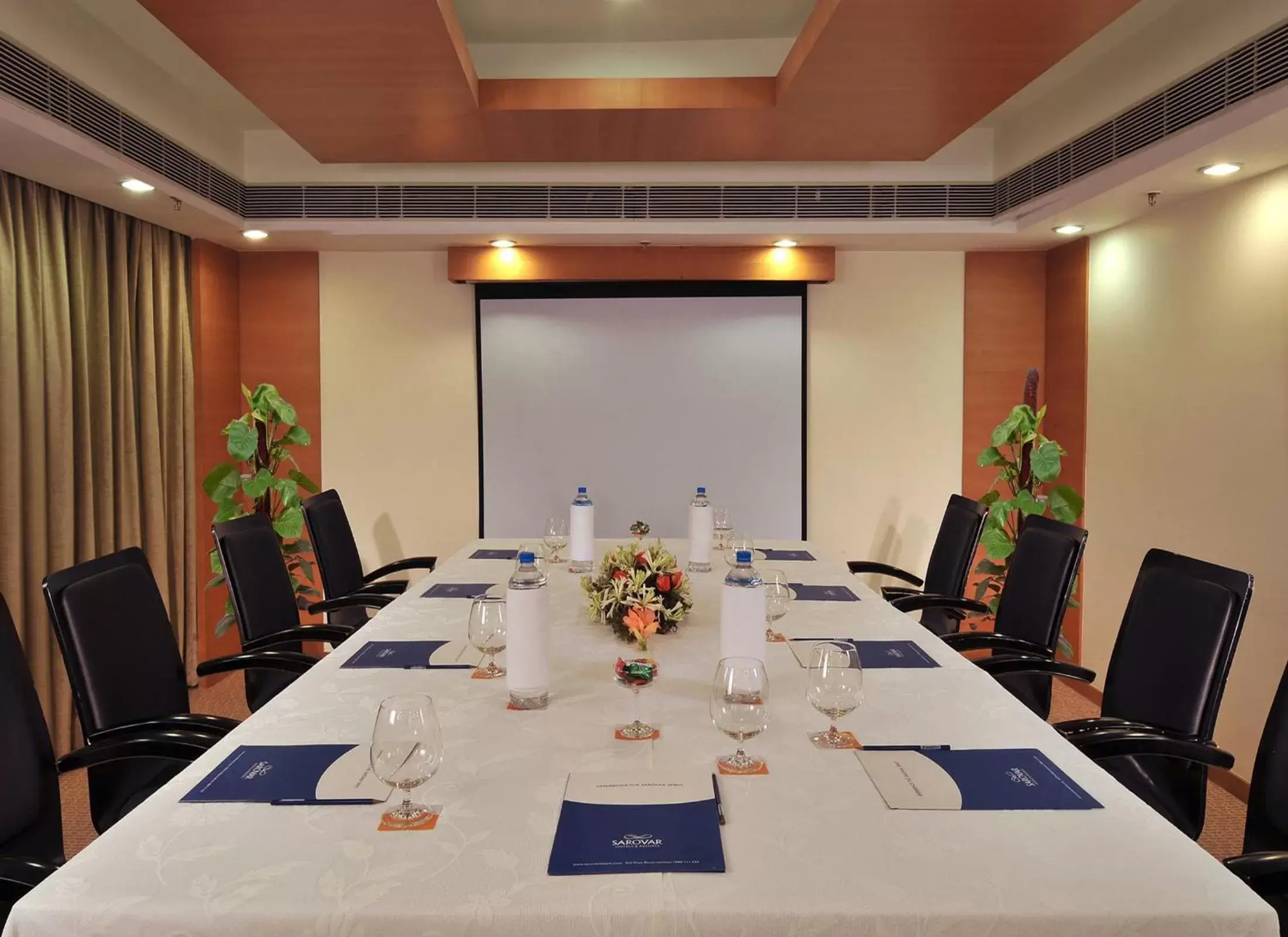 Meeting/conference room in Hometel Chandigarh