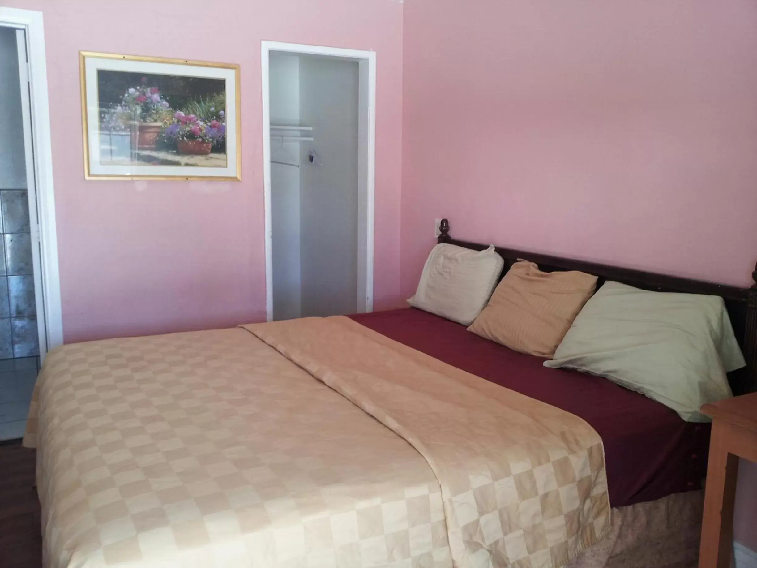 Bedroom, Bed in Travel Eagle Inn Motel Bedroom, Bed in Travel Eagle Inn Motel