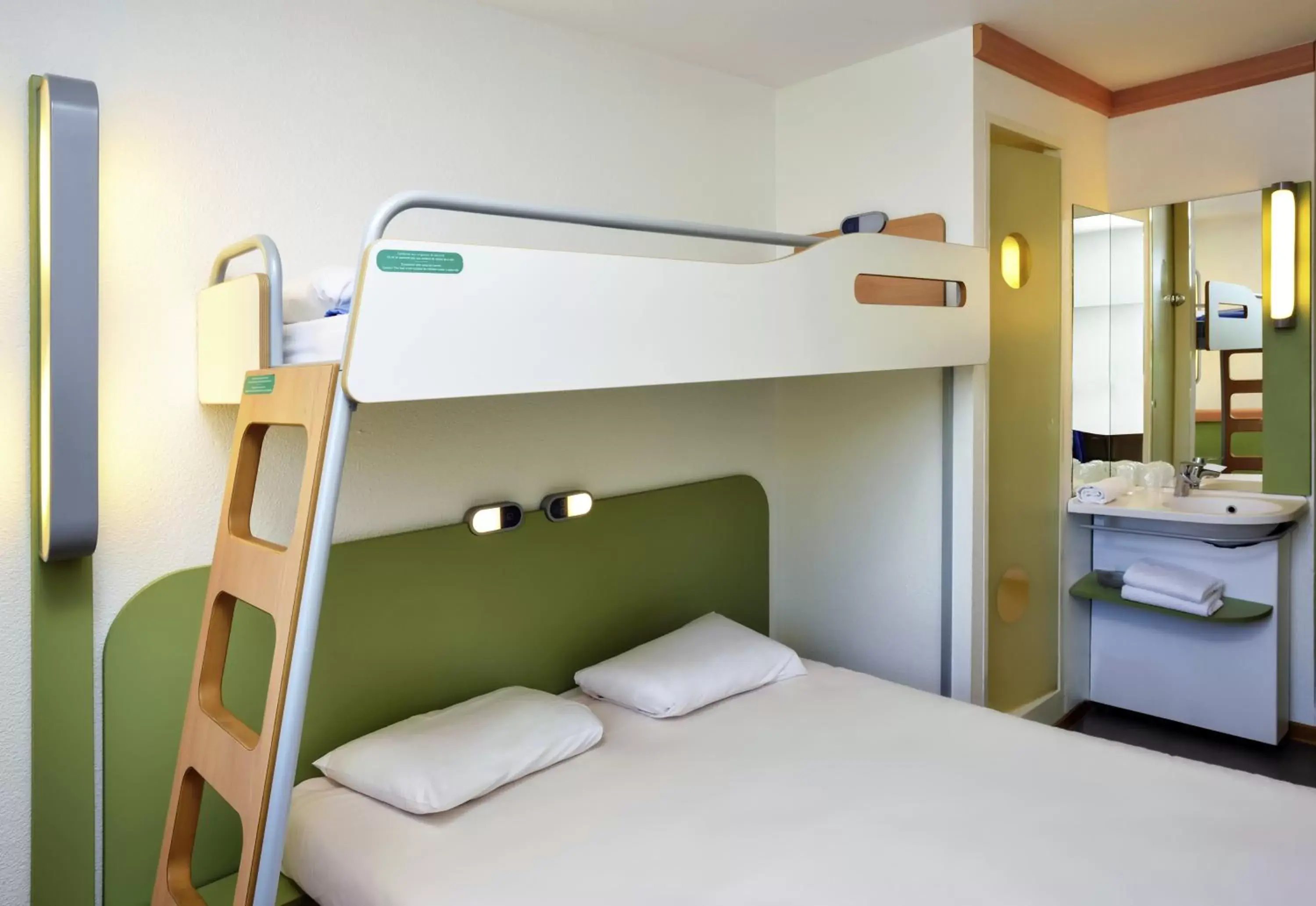 Bedroom, Bunk Bed in ibis budget Hotel Brussels Airport