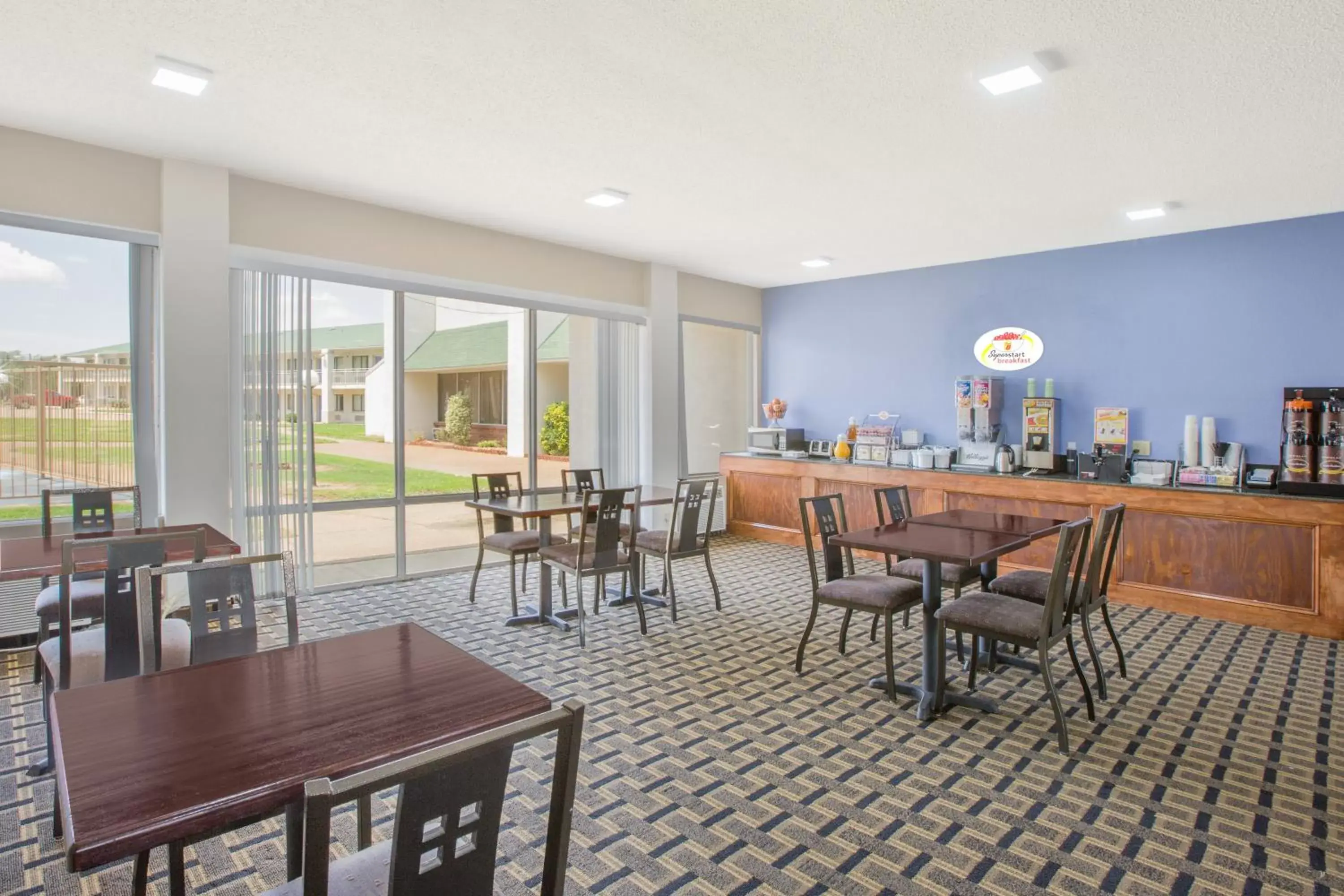 Food and drinks in Super 8 by Wyndham Brinkley Food and drinks in Super 8 by Wyndham Brinkley