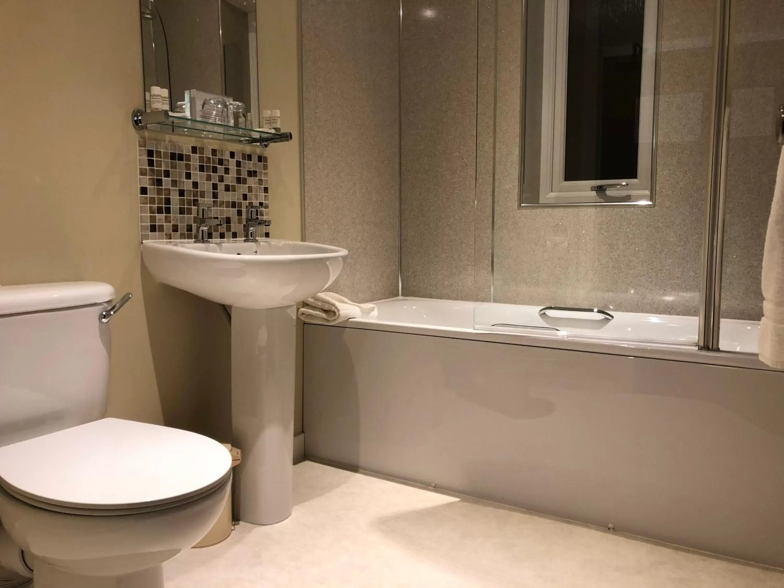 Bathroom in Laichmoray Hotel