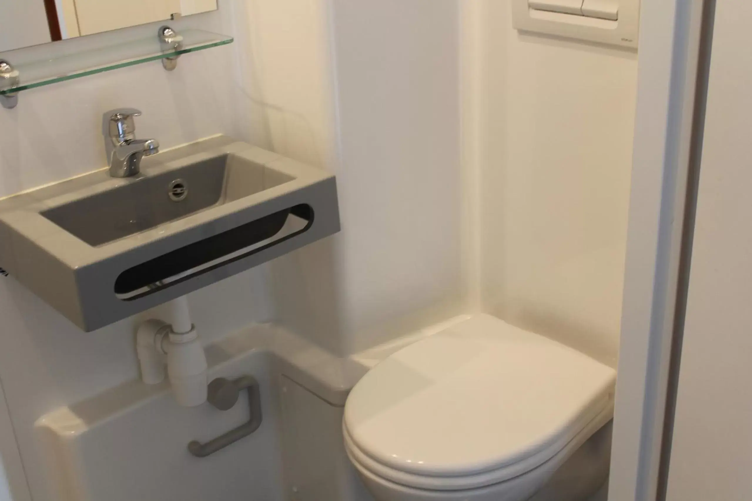 Bathroom in Hôtel et Restaurant de la Gare Torigny-les-Villes