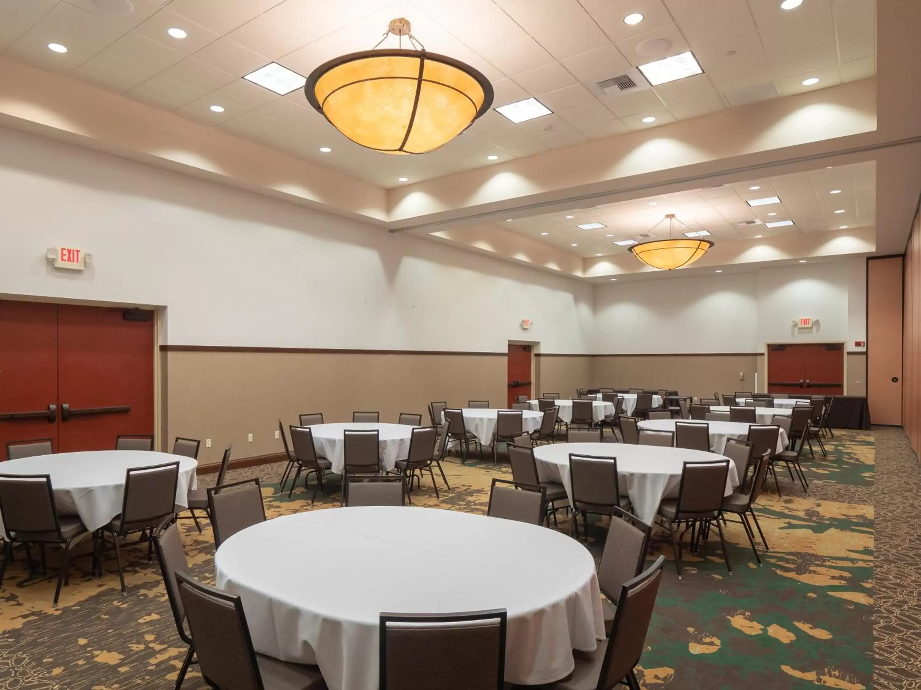 Meeting/conference room, Restaurant/Places to Eat in Holiday Inn Stevens Point - Convention Center, an IHG Hotel