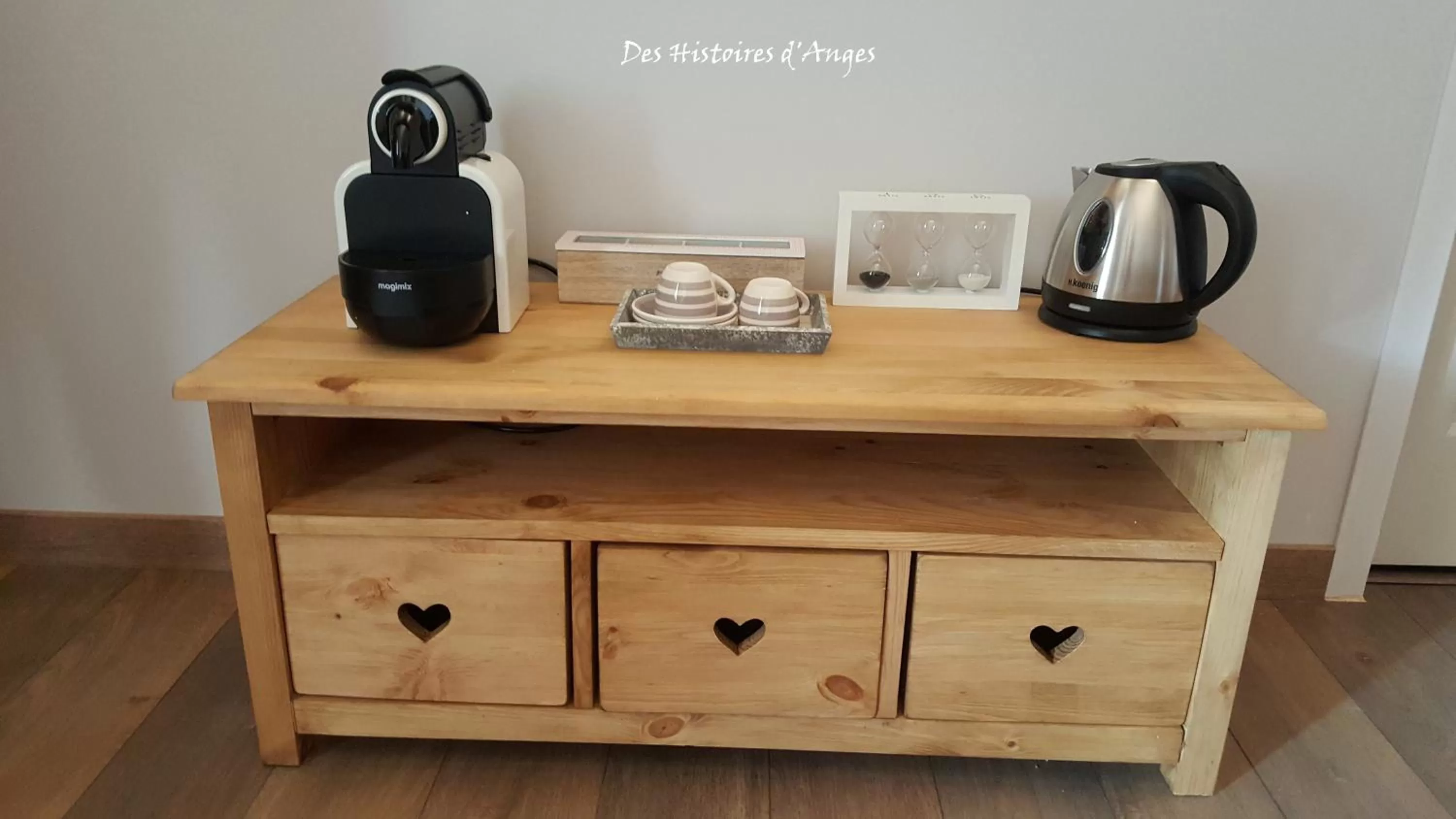 Coffee/tea facilities in B&B Des Histoires d'Anges - Côté Jardin - Accueil Vélo