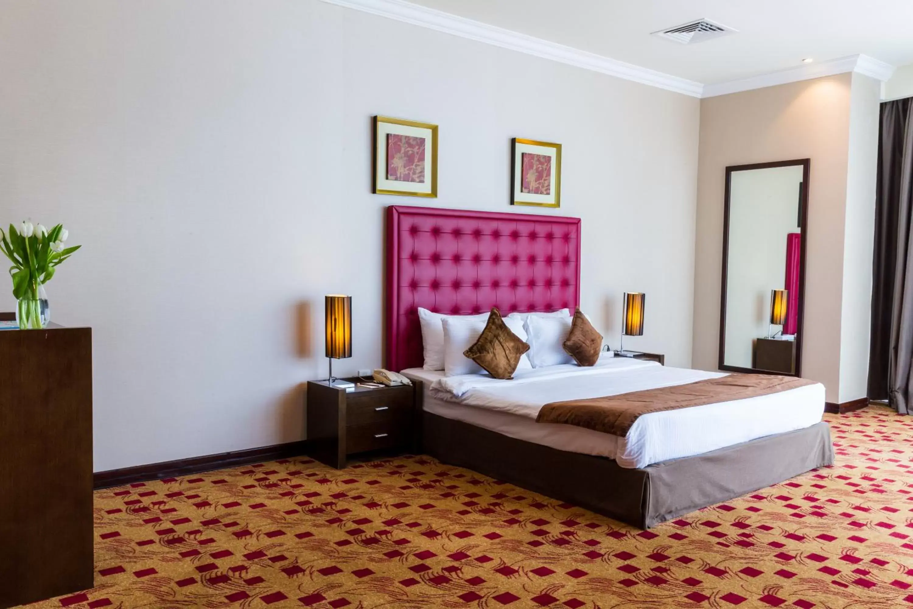 Bedroom, Bed in Kingsgate Hotel Doha by Millennium Hotels.