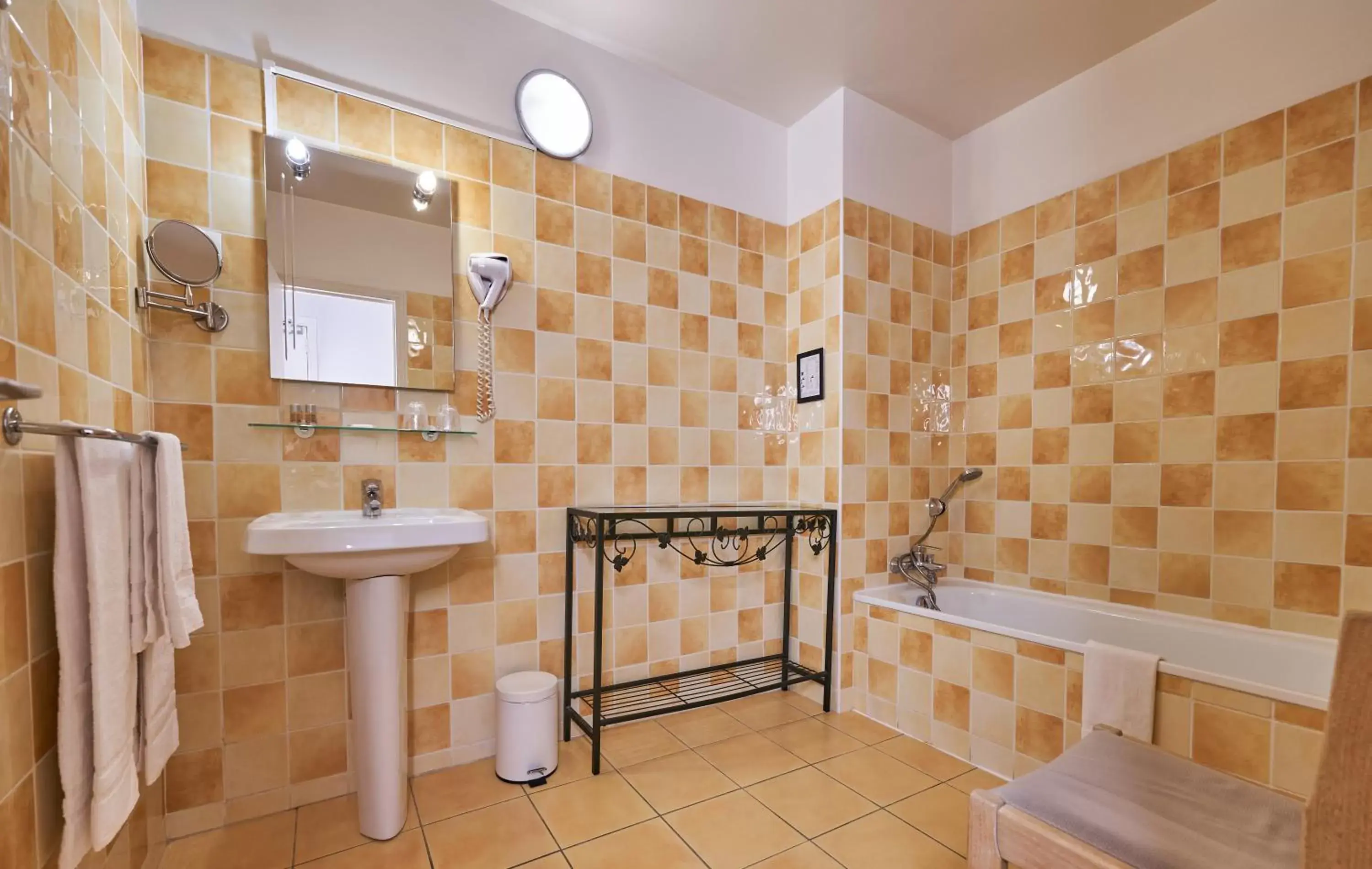 Bathroom in LOGIS Hôtel Du Théâtre