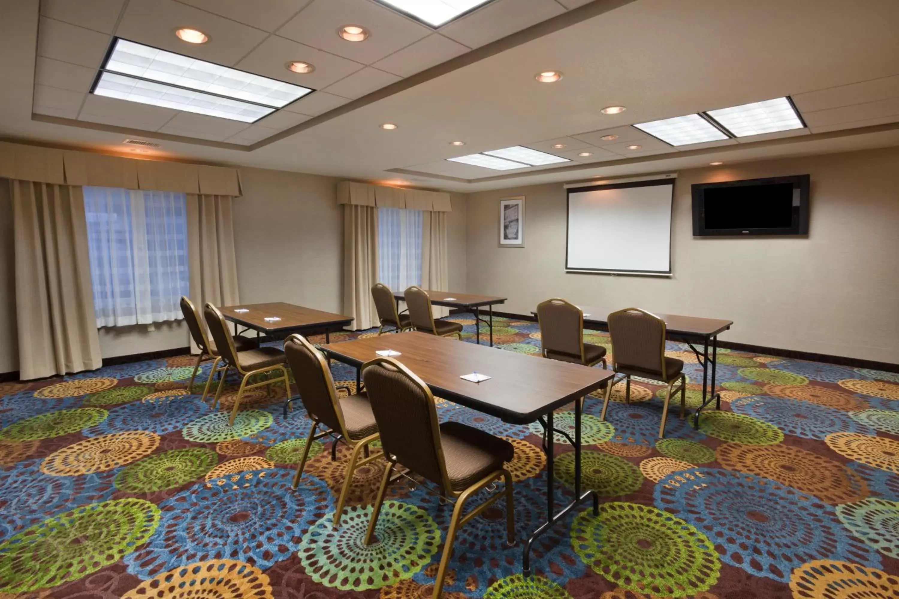 Meeting/conference room in Holiday Inn Express & Suites Aberdeen, an IHG Hotel