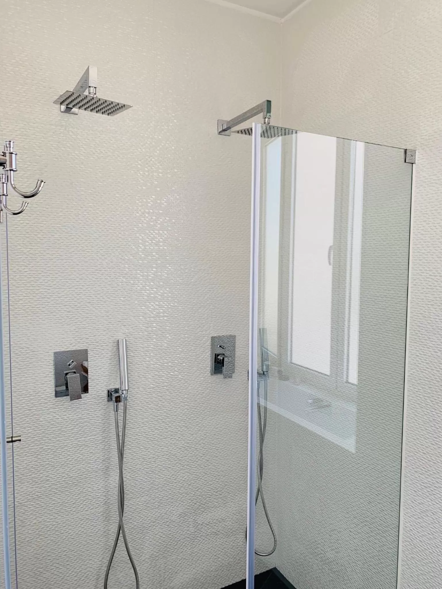 Shower, Bathroom in REFÚGIO DOURADO