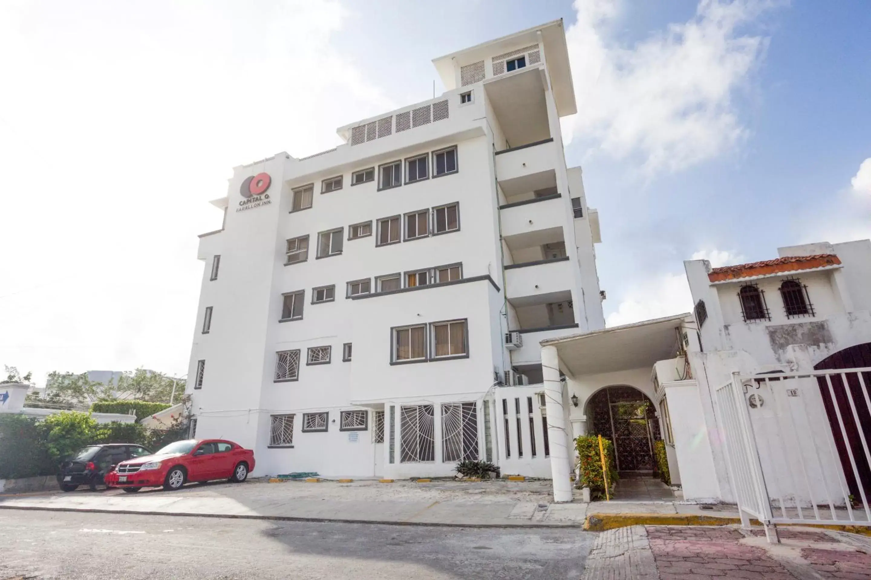 Facade/entrance, Property Building in Capital O Farallon Inn, Cancún