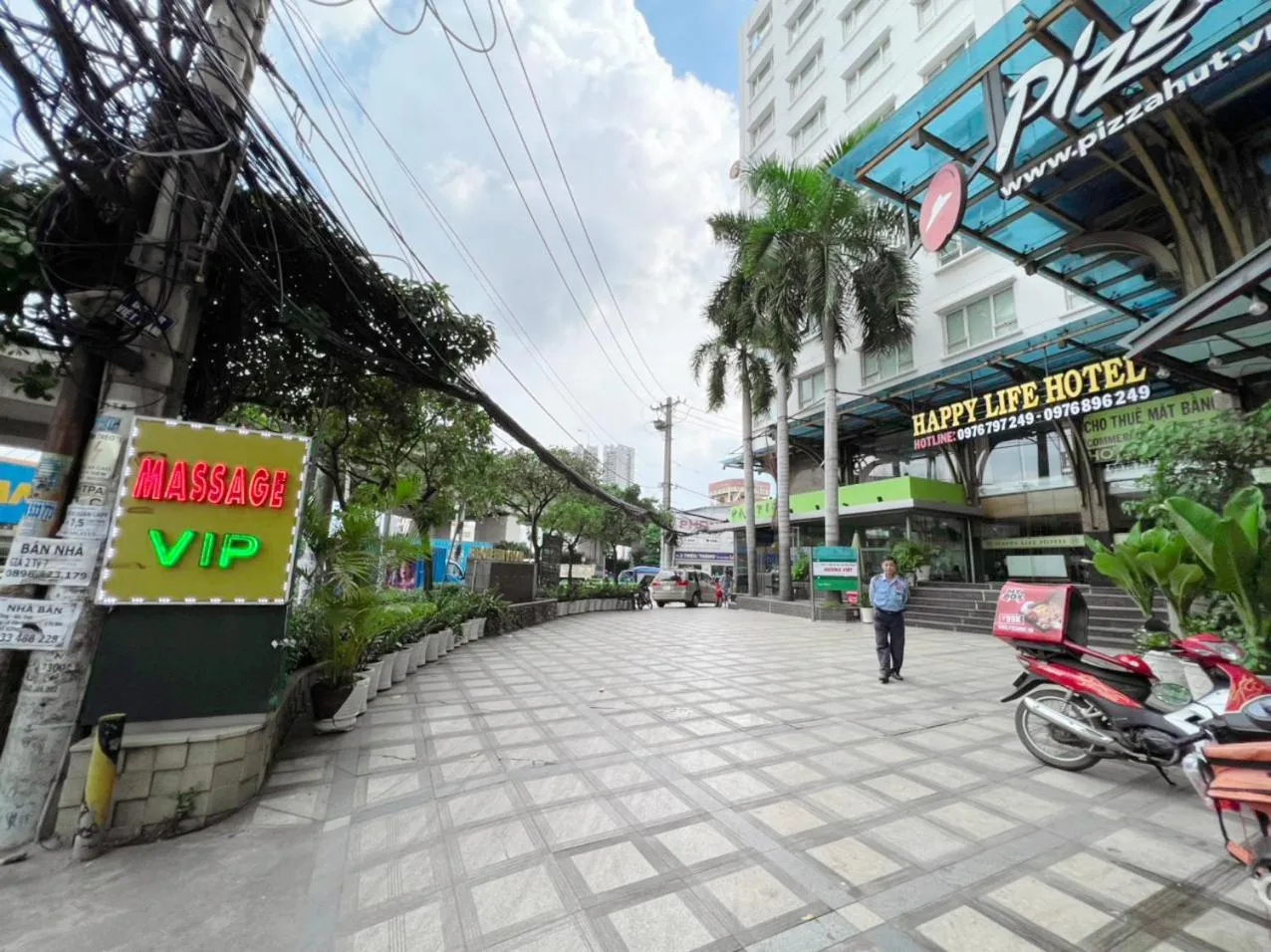 Parking in Happy Life Hotel District 7 Gần SECC