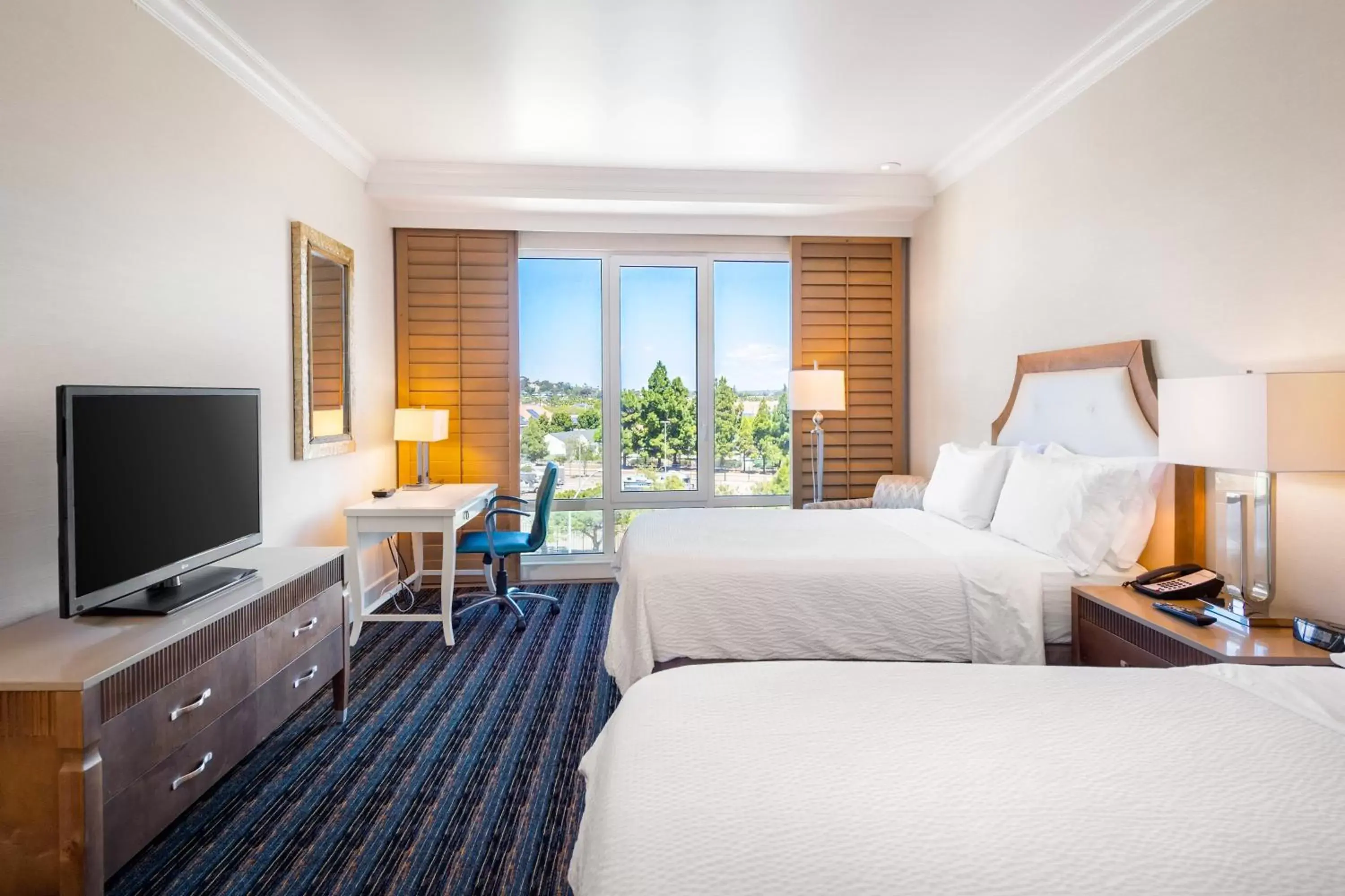 Photo of the whole room, TV/Entertainment Center in Holiday Inn San Diego Bayside, an IHG Hotel