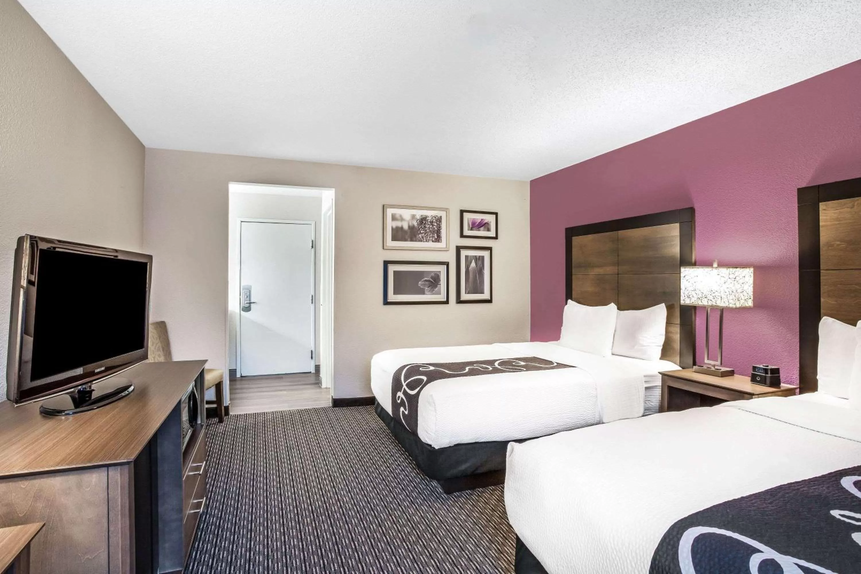 Photo of the whole room, Bed in La Quinta by Wyndham Hartford Bradley Airport