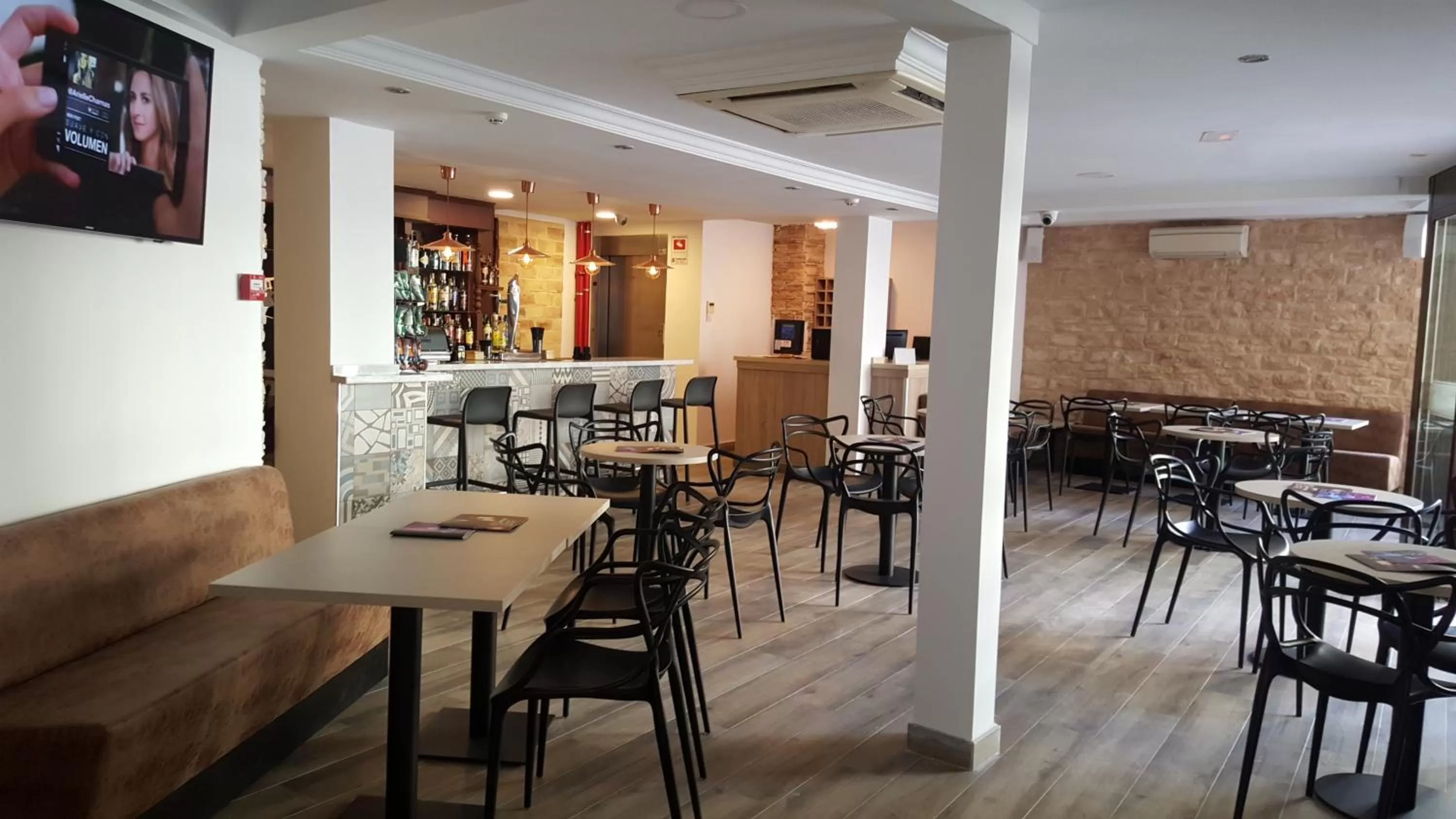 Lounge or bar in Hotel Queens - Adults Only