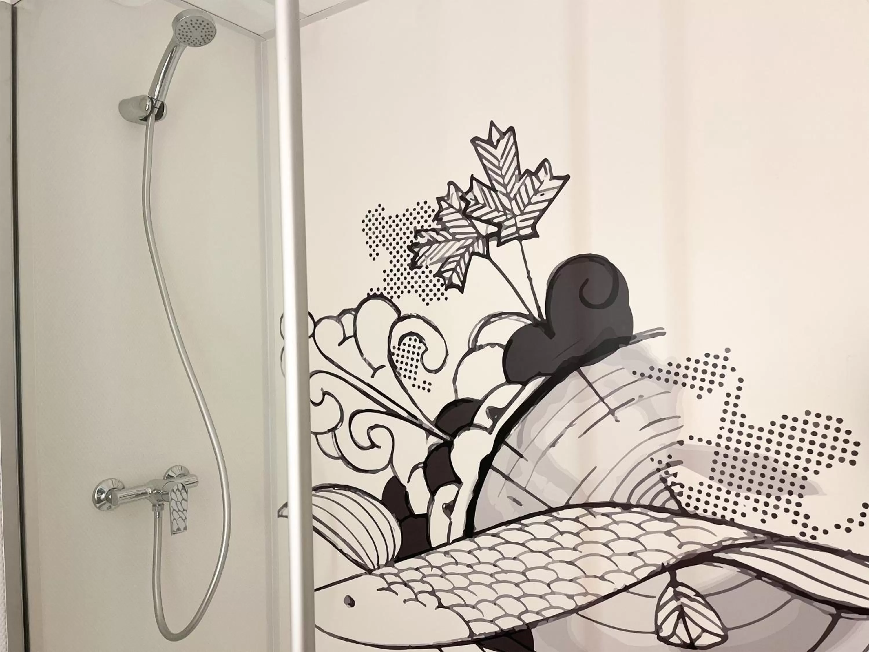 Shower in ibis budget Carcassonne La Cité