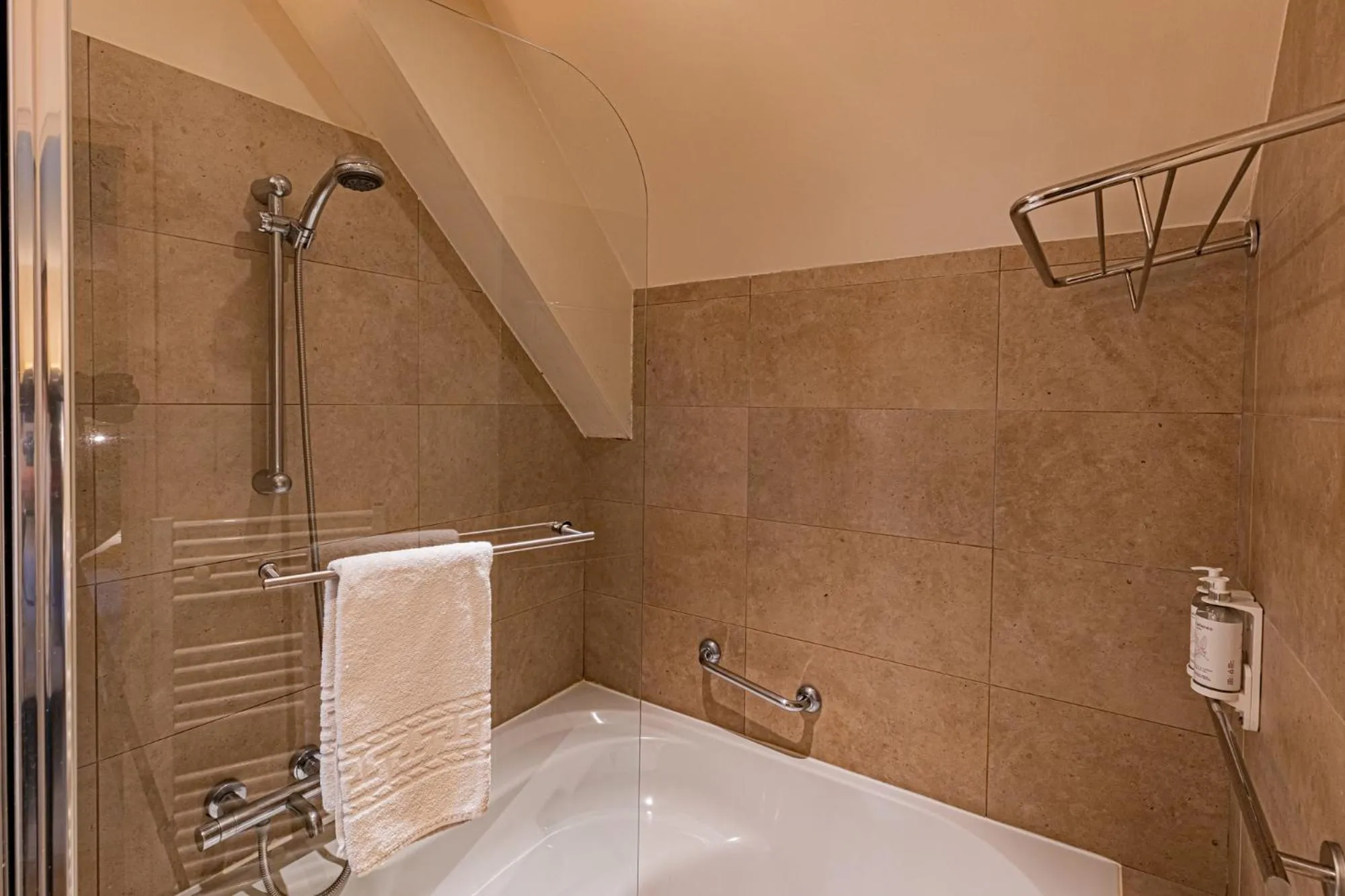 Bath in Logis Hostellerie des Clos et restaurant Bistrot des grands crus et Maison de la tour Chablis