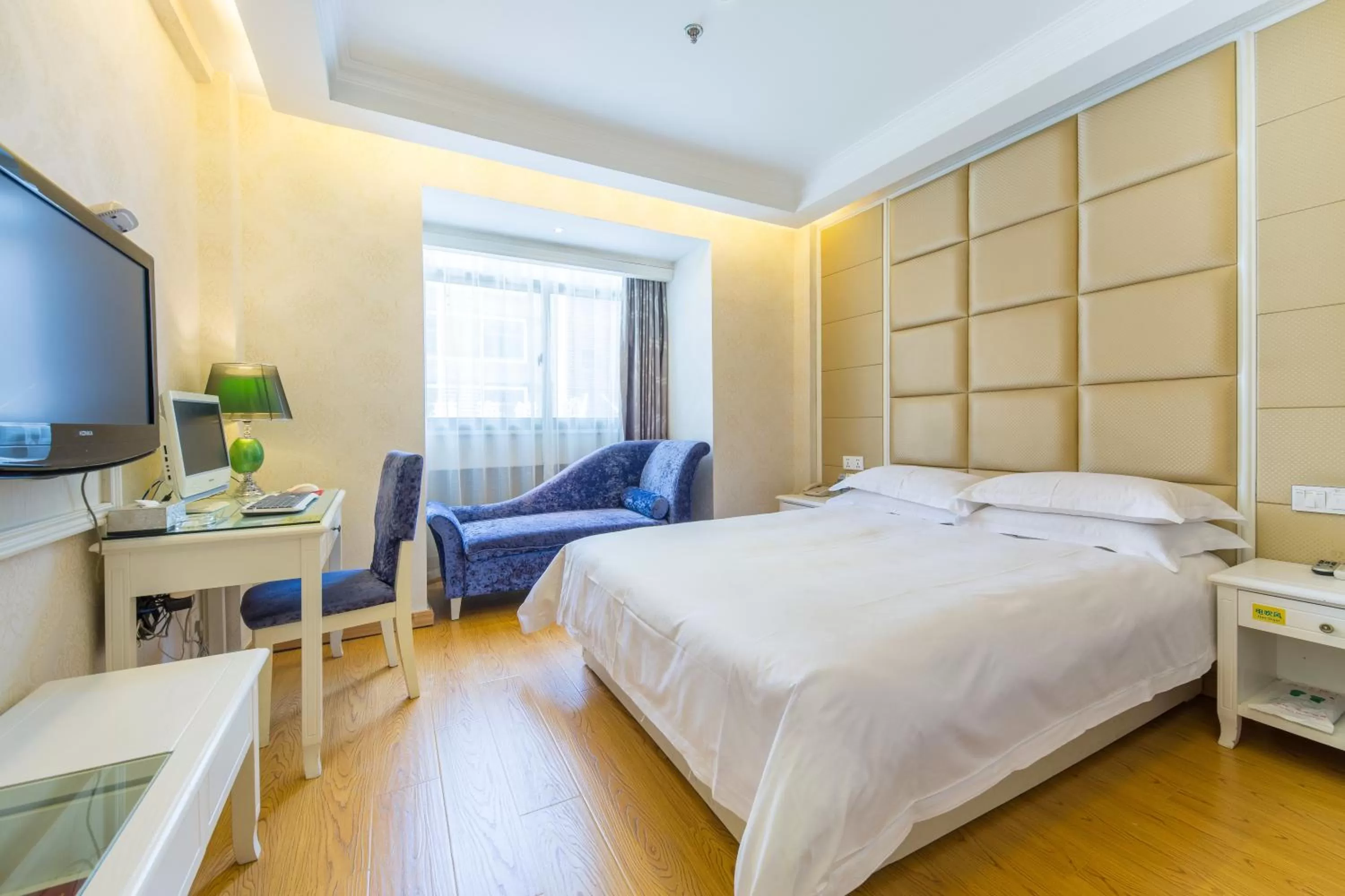 Bed in Lingshang Hotel