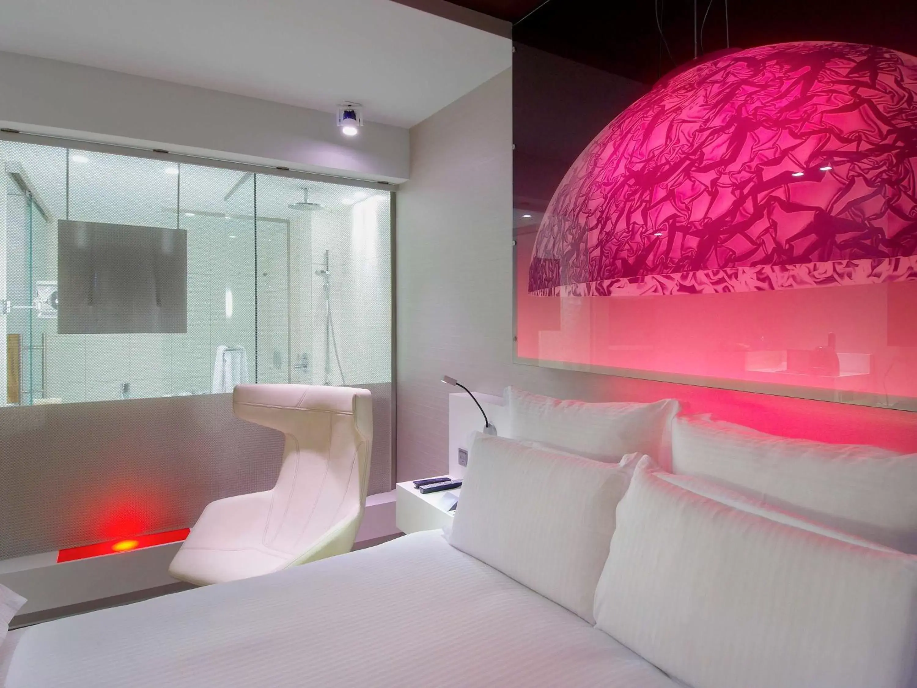 Shower, Bed in Pullman Eindhoven Cocagne