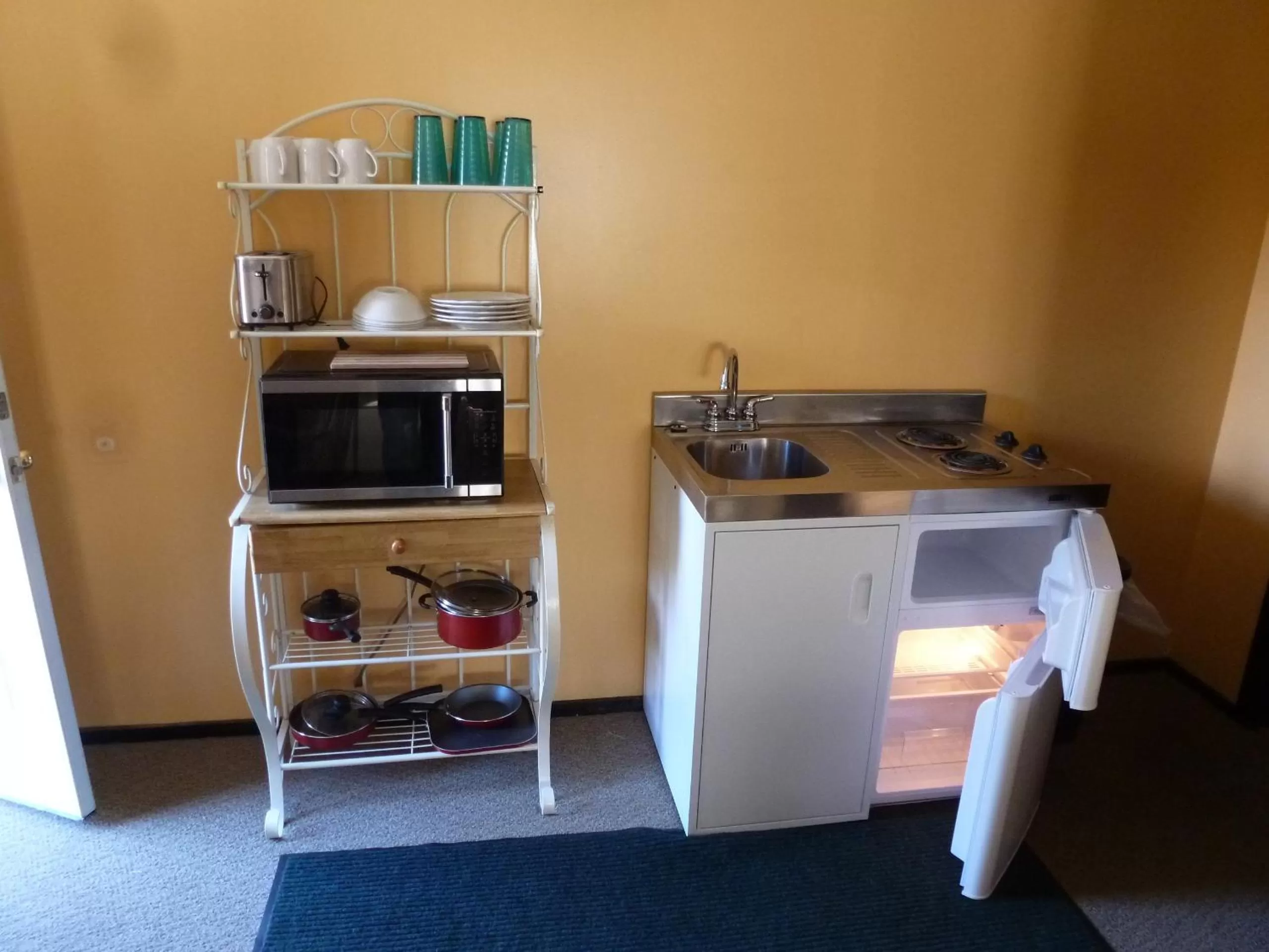 Kitchen or kitchenette, Kitchen/Kitchenette in Viking Motel