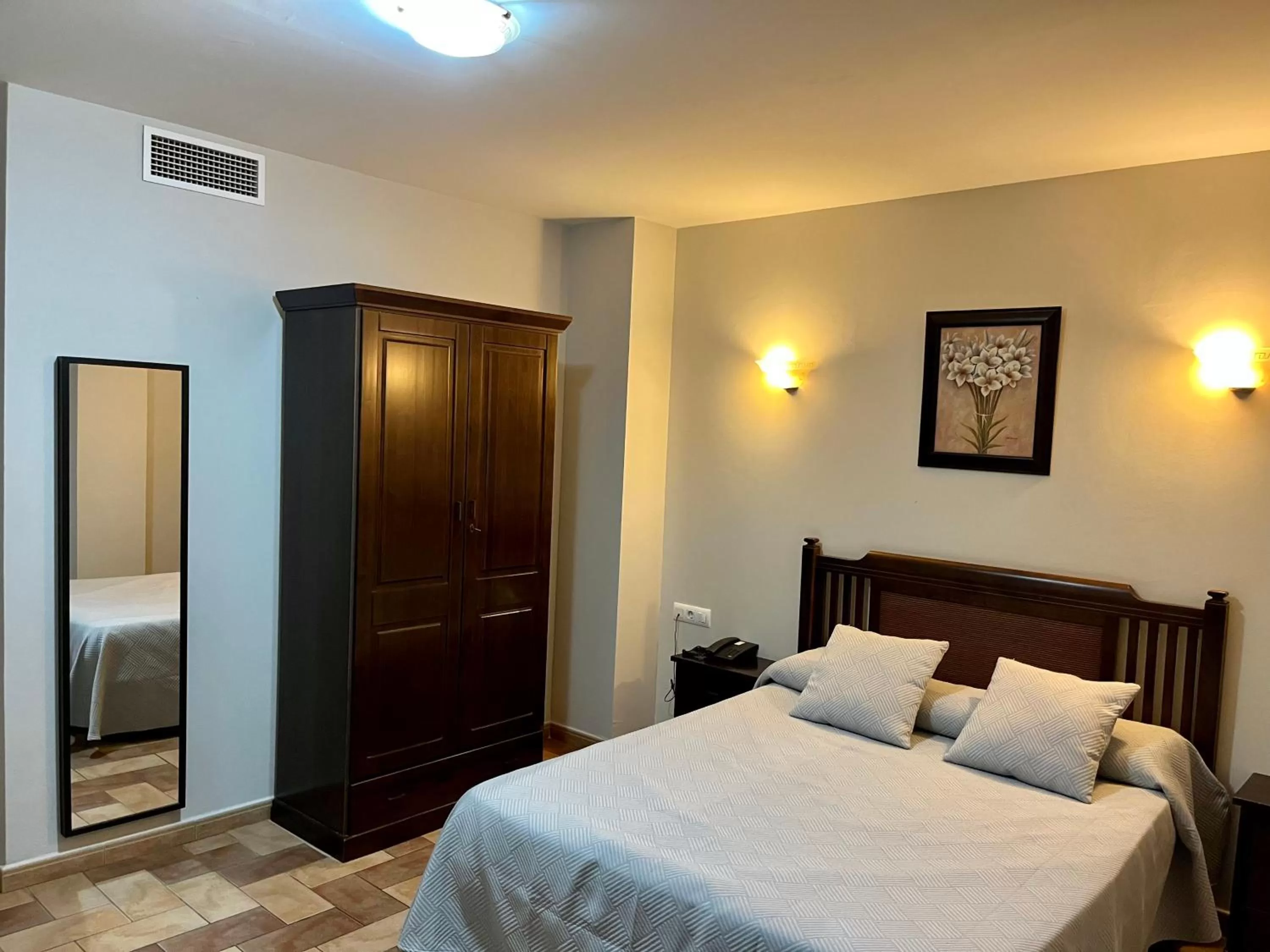 Photo of the whole room, Bed in Hotel Cervantes