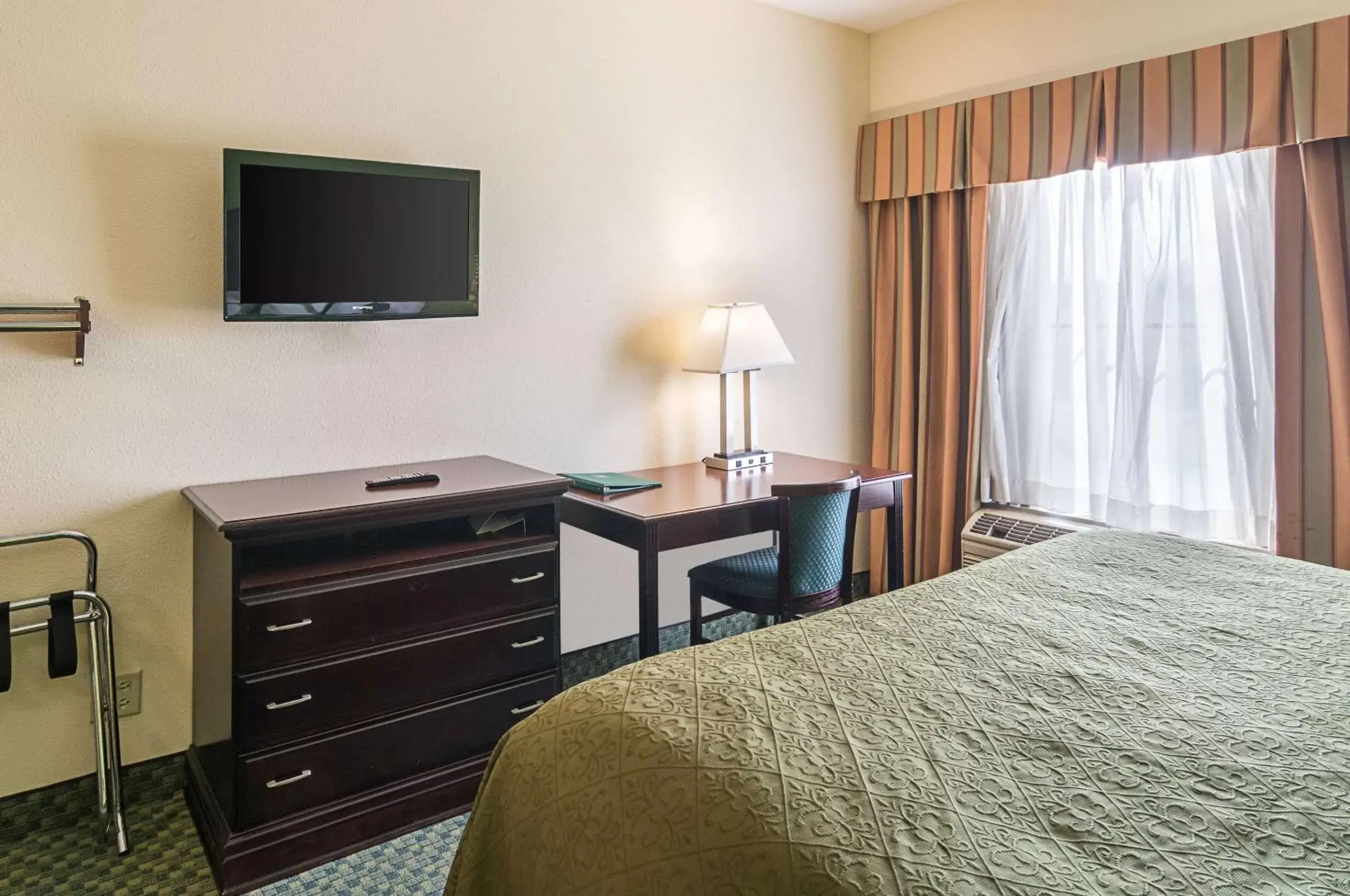 Photo of the whole room, TV/Entertainment Center in Quality Inn and Suites Harvey